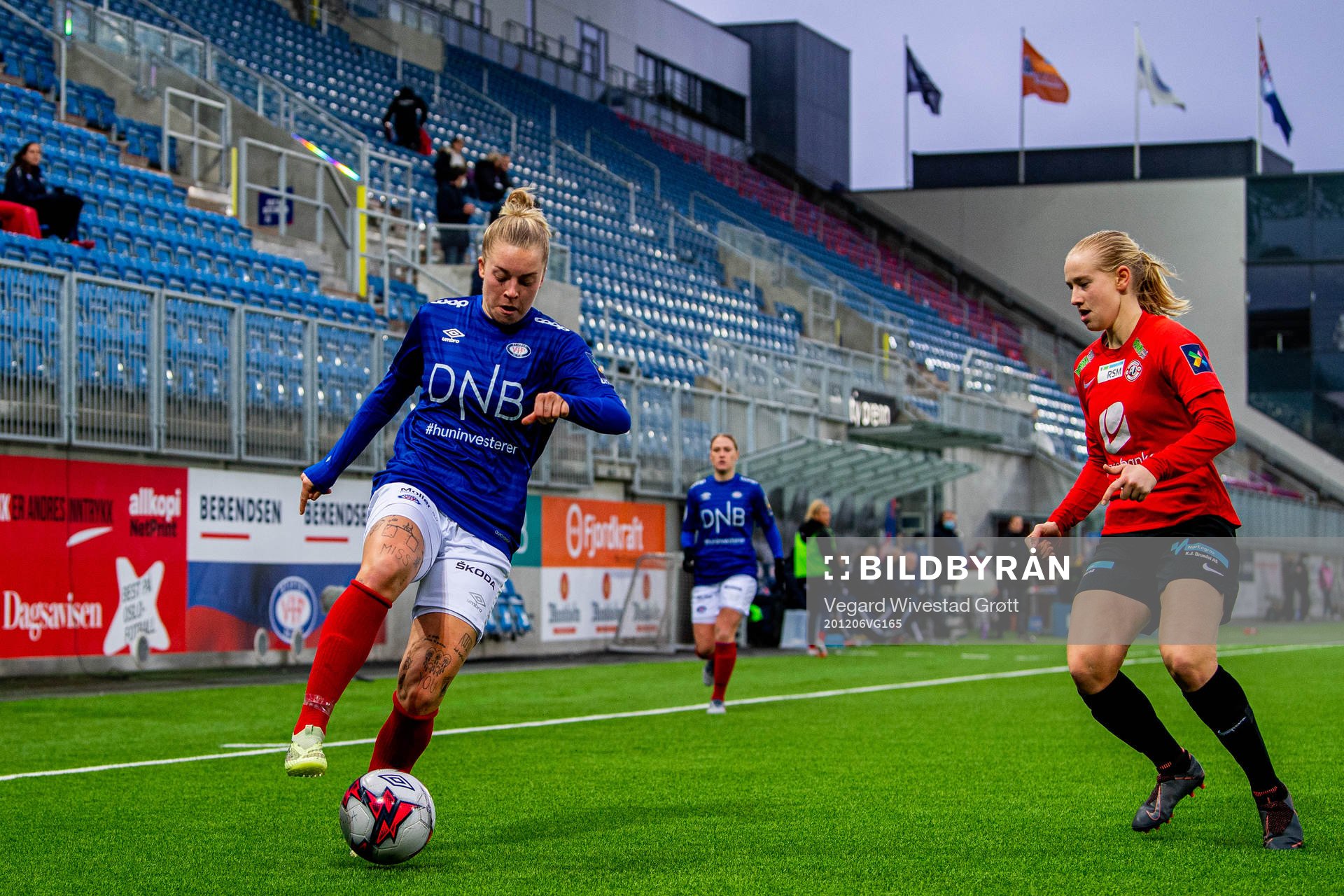 Marie Dølvik Markussen of Vålerenga and Tora Ose of Arna-Bjørnar during the Toppserien football match between Vålerenga and Arna-Bjørnar on December 6, 2020 in Oslo.