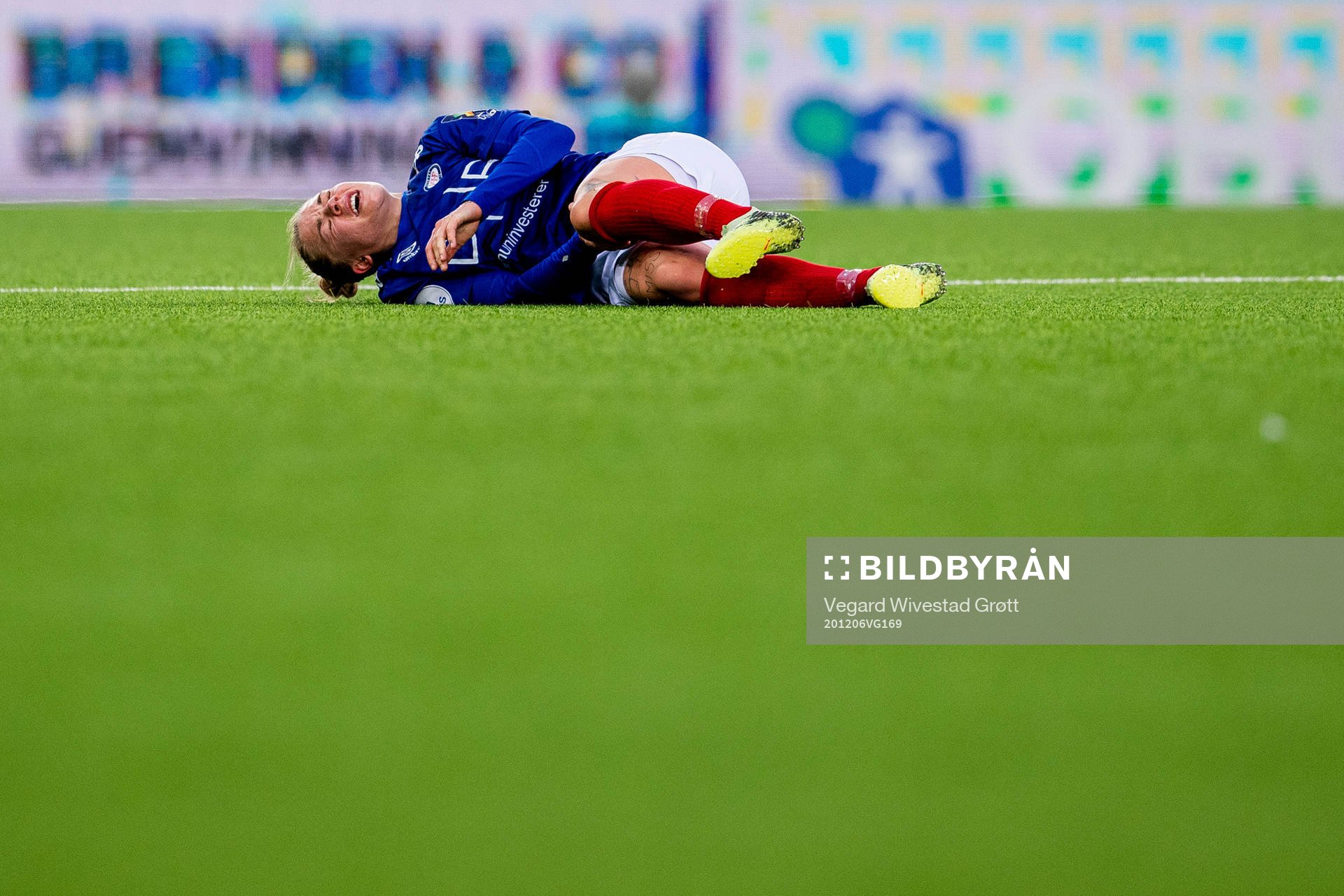 Marie Dølvik Markussen of Vålerenga with an injury