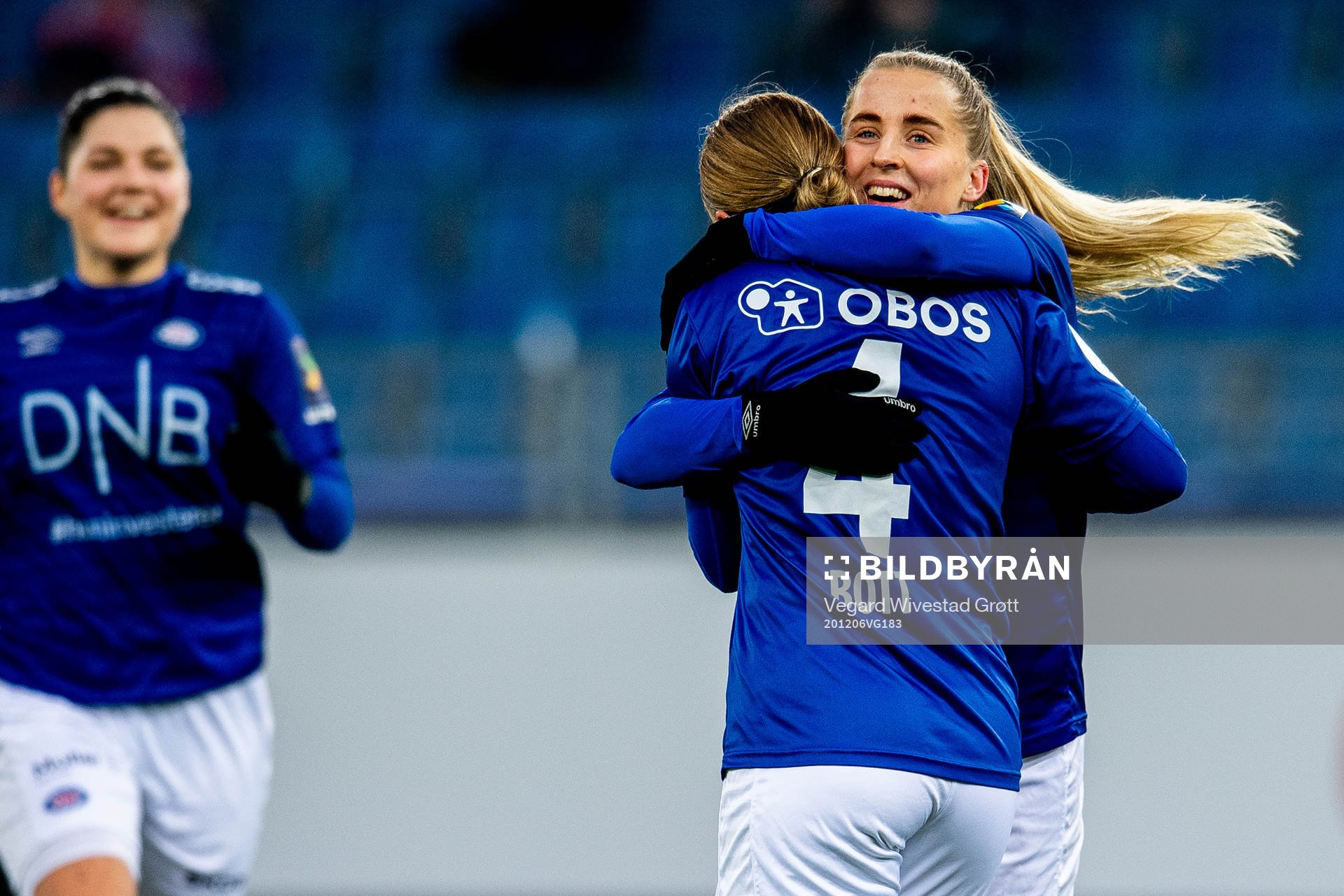 Catherine Bott of Vålerenga celebrates with teammate