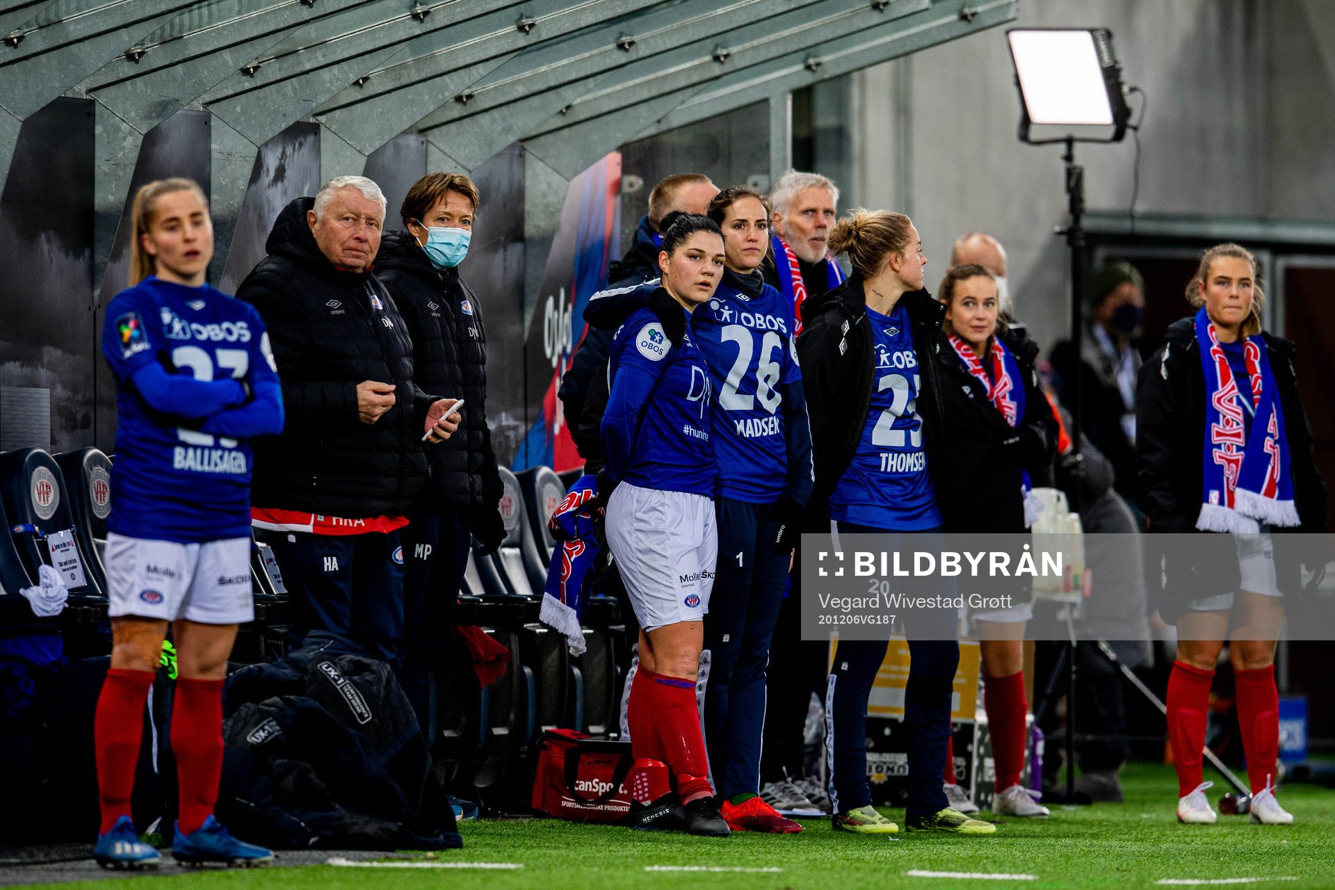 Dejana Stefanovic and players of Vålerenga wait for the