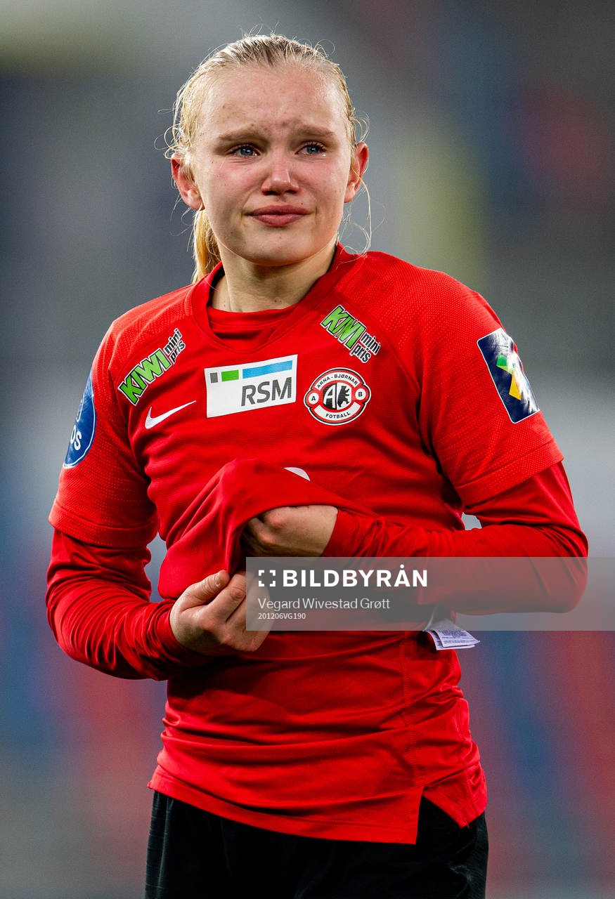 Linnea Solvoll Laupstad of Arna-Bjørnar looks dejected
