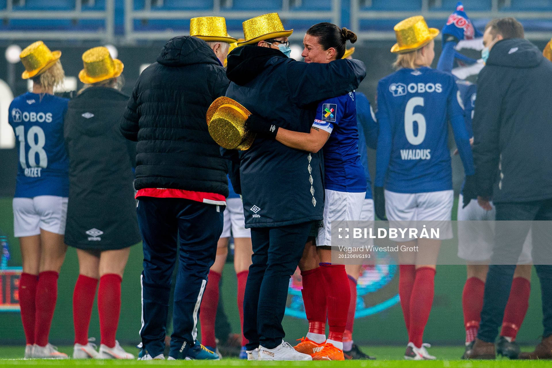 Eli Landsem and Sherida Spitse of Vålerenga celebrate