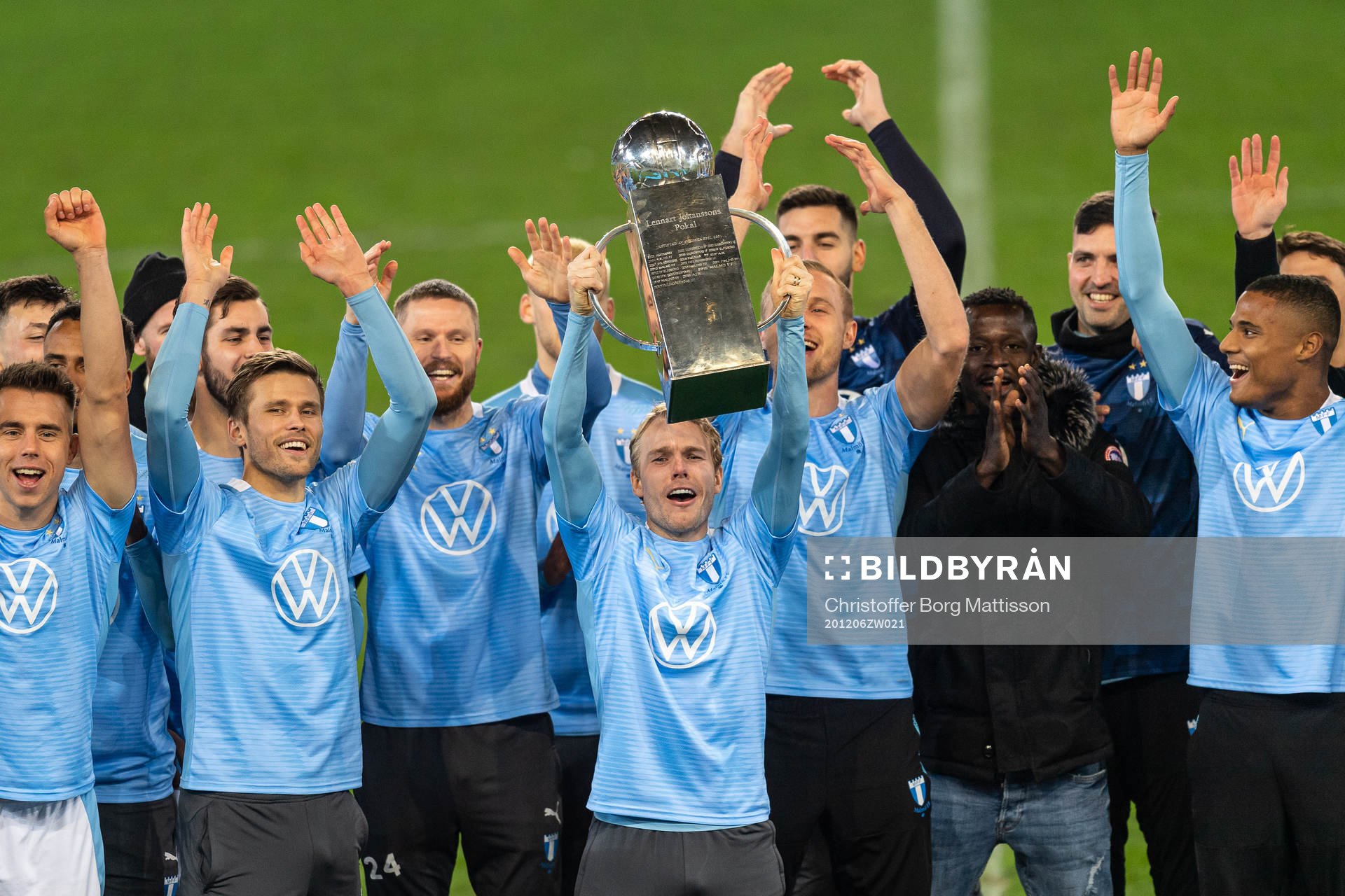 Malmö FFs Oscar Lewicki jublar och lyfter Lennart