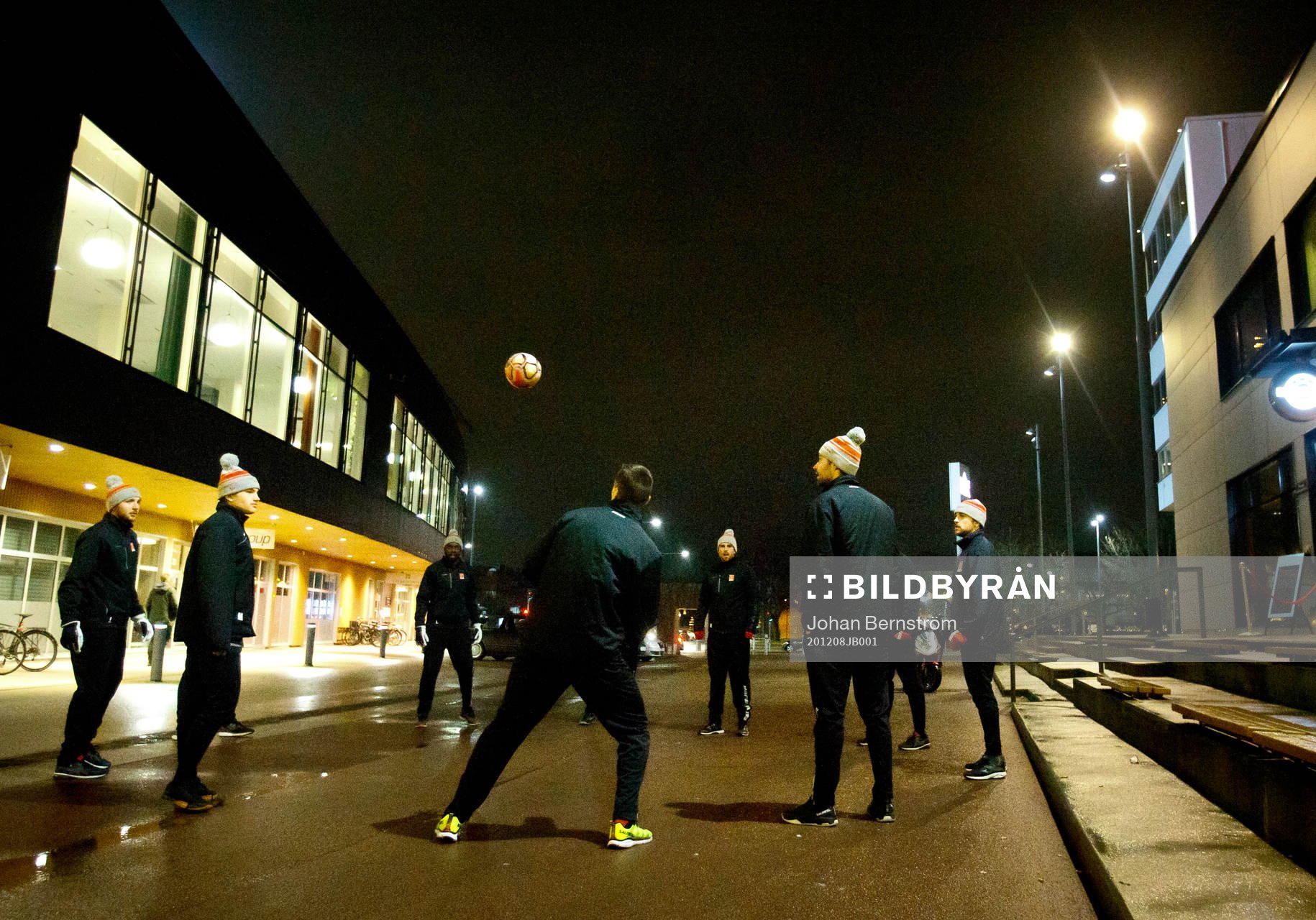 Örebros Robin Kovacs och Jonathan Andersson värmer upp