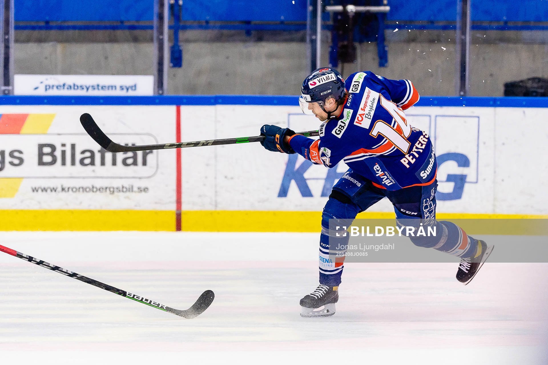 Växjös Emil Pettersson skjuter ett skott