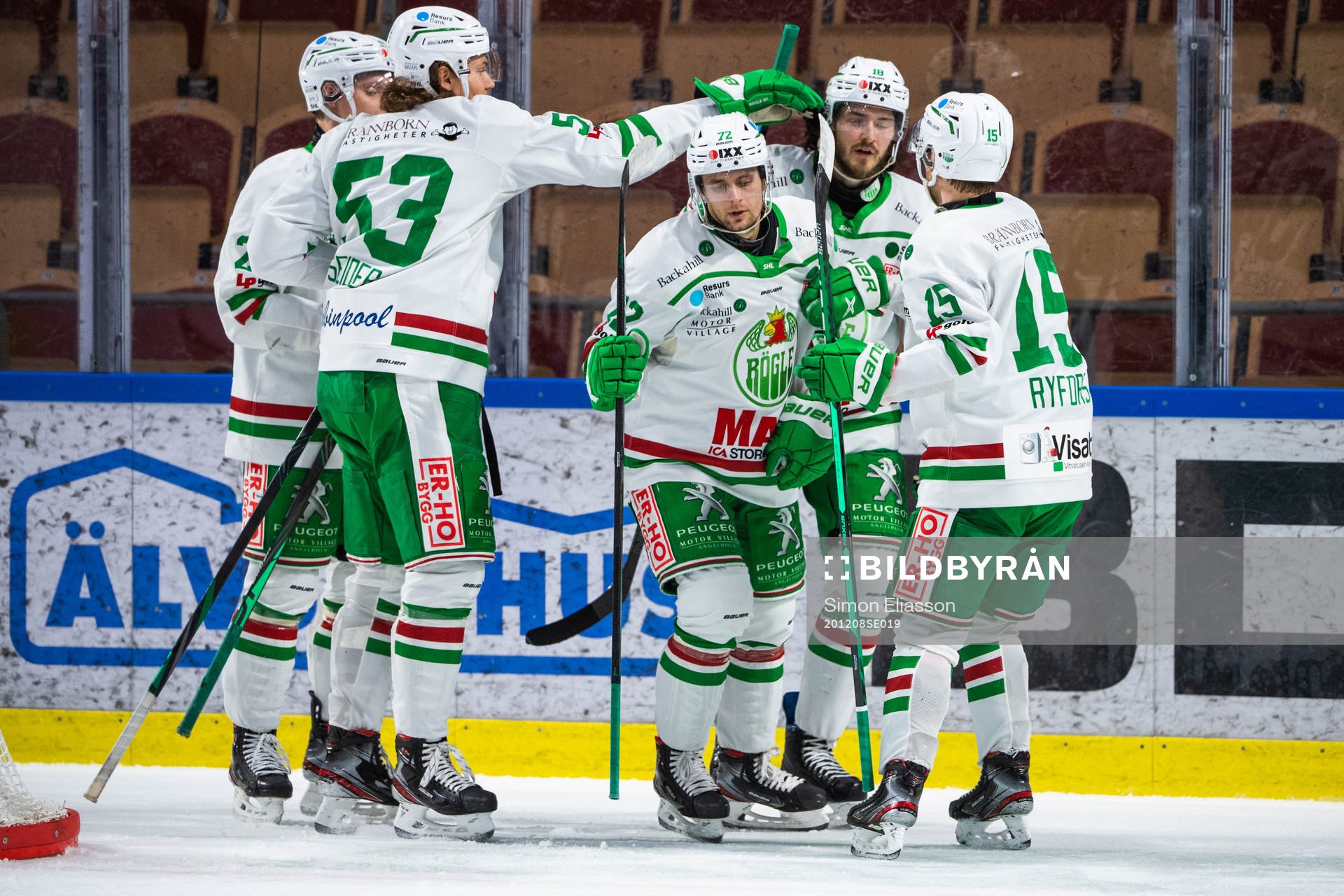 Rögles Daniel Zaar jublar med lagkamrater