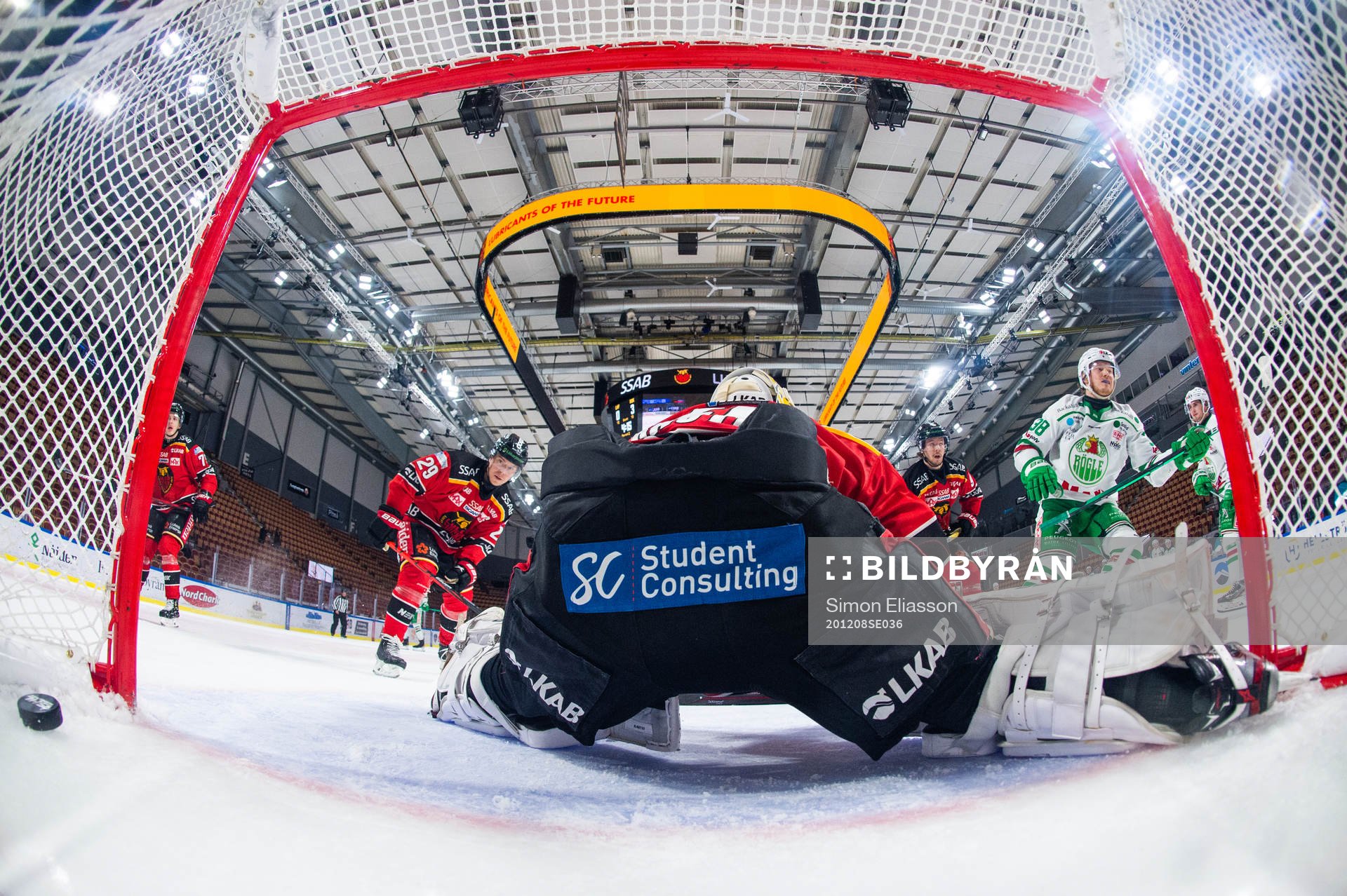 Rögles Erik Andersson sätter 4-0 bakom Luleås målvakt