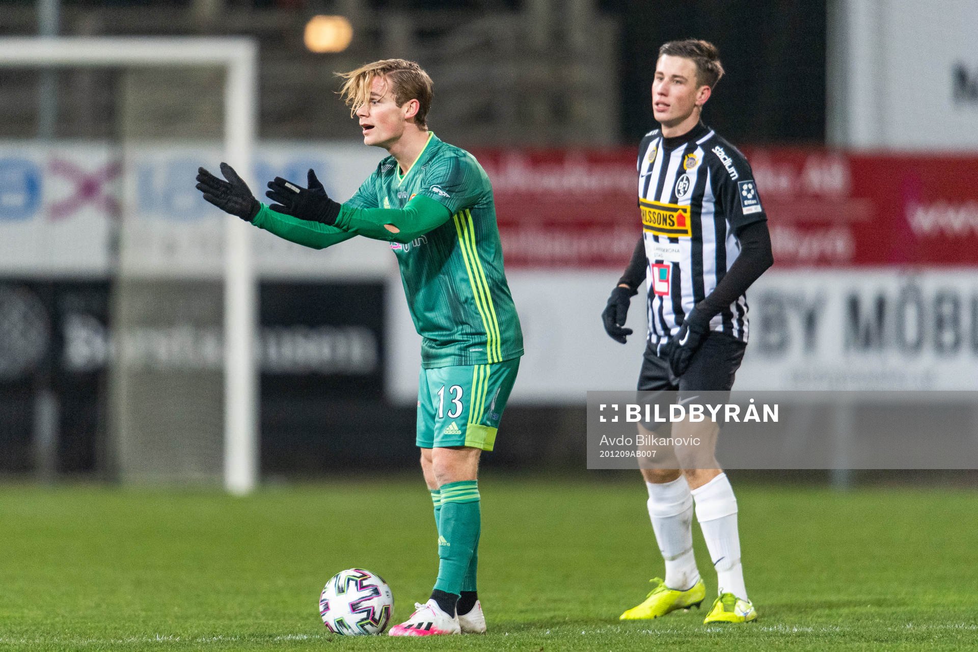 Dalkurds Hampus Finndell reagerar