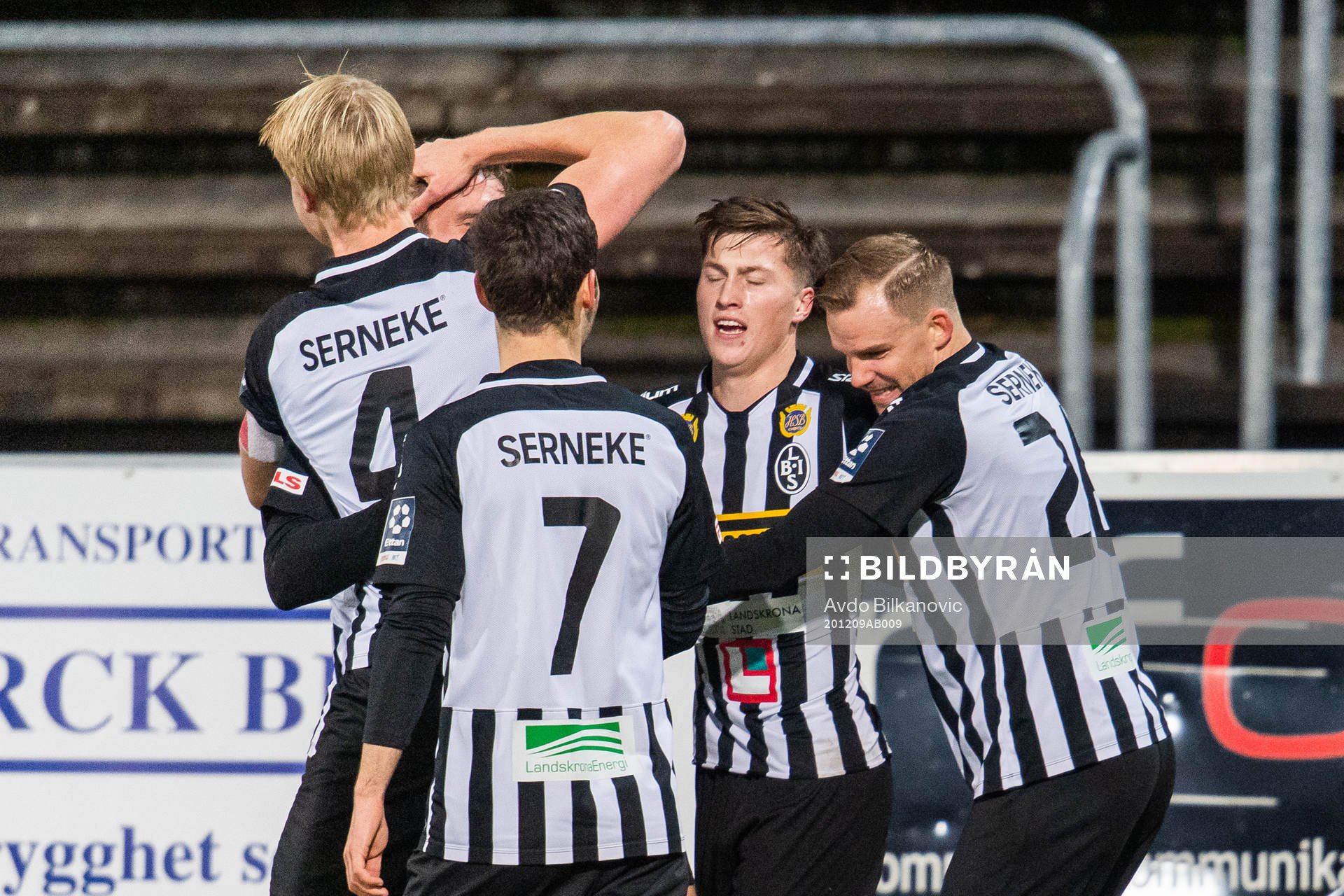 Landskronas Linus Olsson jublar lagkamrater