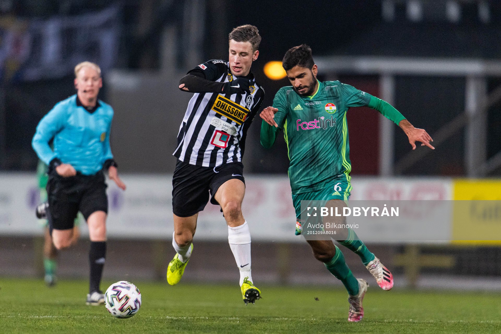 Landskronas Filip Olsson och Dalkurds Suleman Zurmati under fotbollsmatchen i kvalet till Superettan mellan Landskrona och Dalkurd den 9 december 2020 i Landskrona.