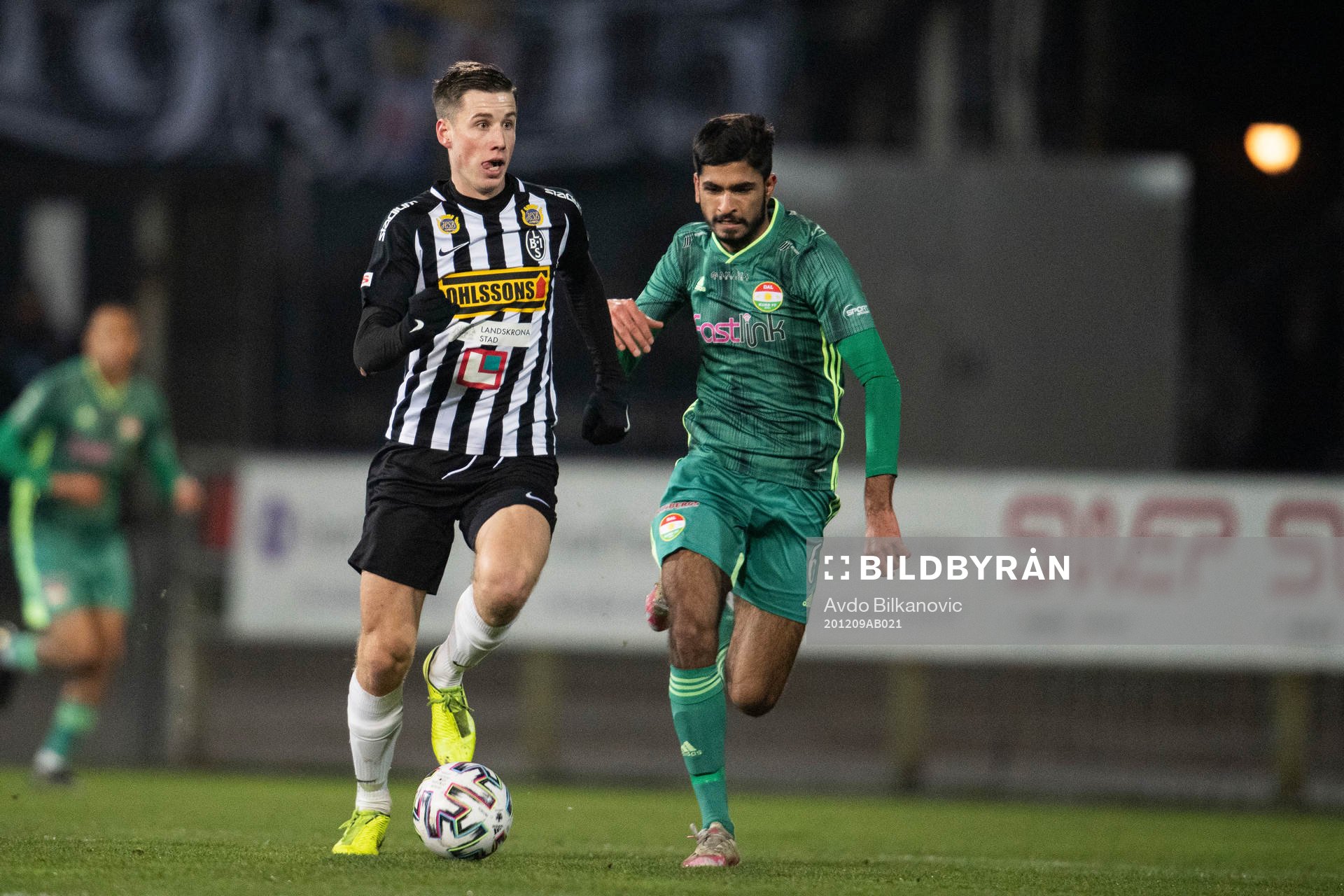 Landskronas Filip Olsson och Dalkurds Suleman Zurmati under fotbollsmatchen i kvalet till Superettan mellan Landskrona och Dalkurd den 9 december 2020 i Landskrona.