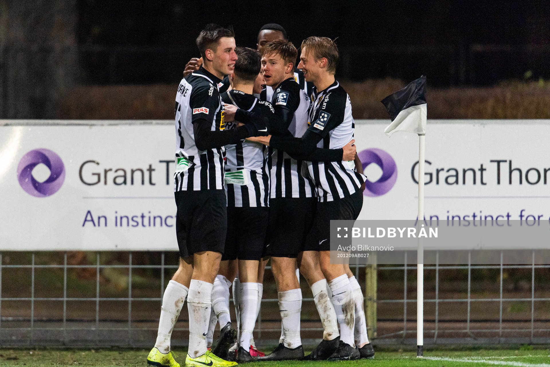 Landskronas Landskronas Oscar Petersson jublar med