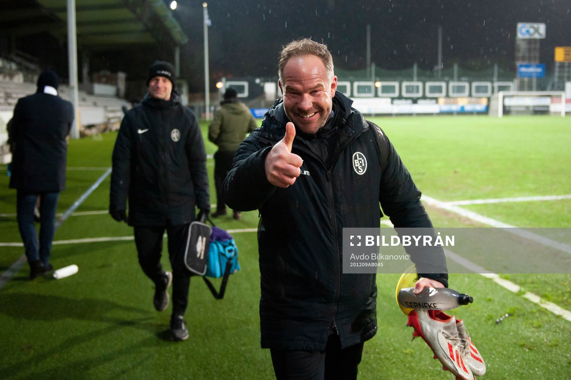 Landskronas fystränare Jonny Karlsson jublar efter slutsignalen under fotbollsmatchen i kvalet till Superettan mellan Landskrona och Dalkurd den 9 december 2020 i Landskrona.