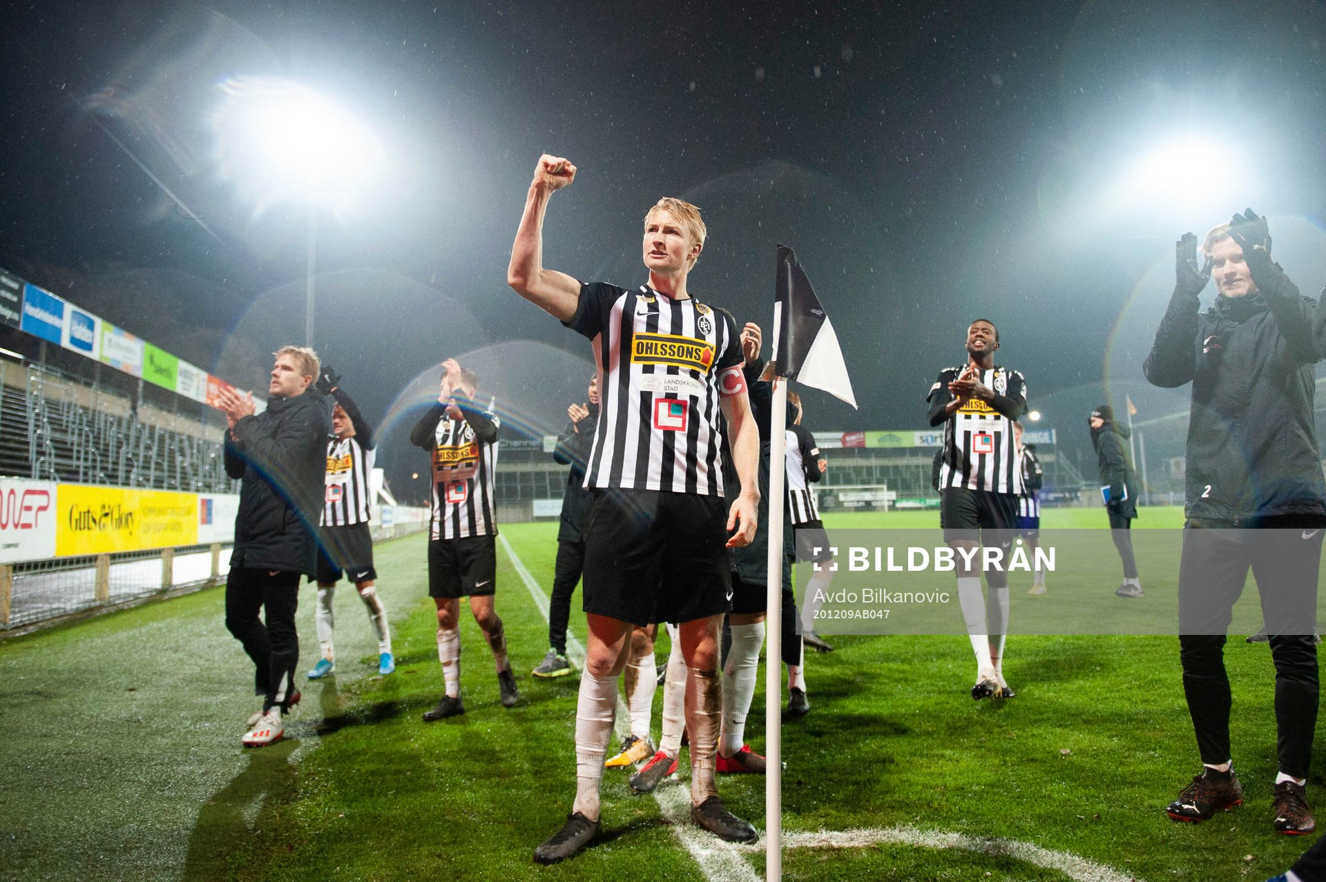 Landskronas Viktor Wihlstrand jublar efter slutsignalen under fotbollsmatchen i kvalet till Superettan mellan Landskrona och Dalkurd den 9 december 2020 i Landskrona.