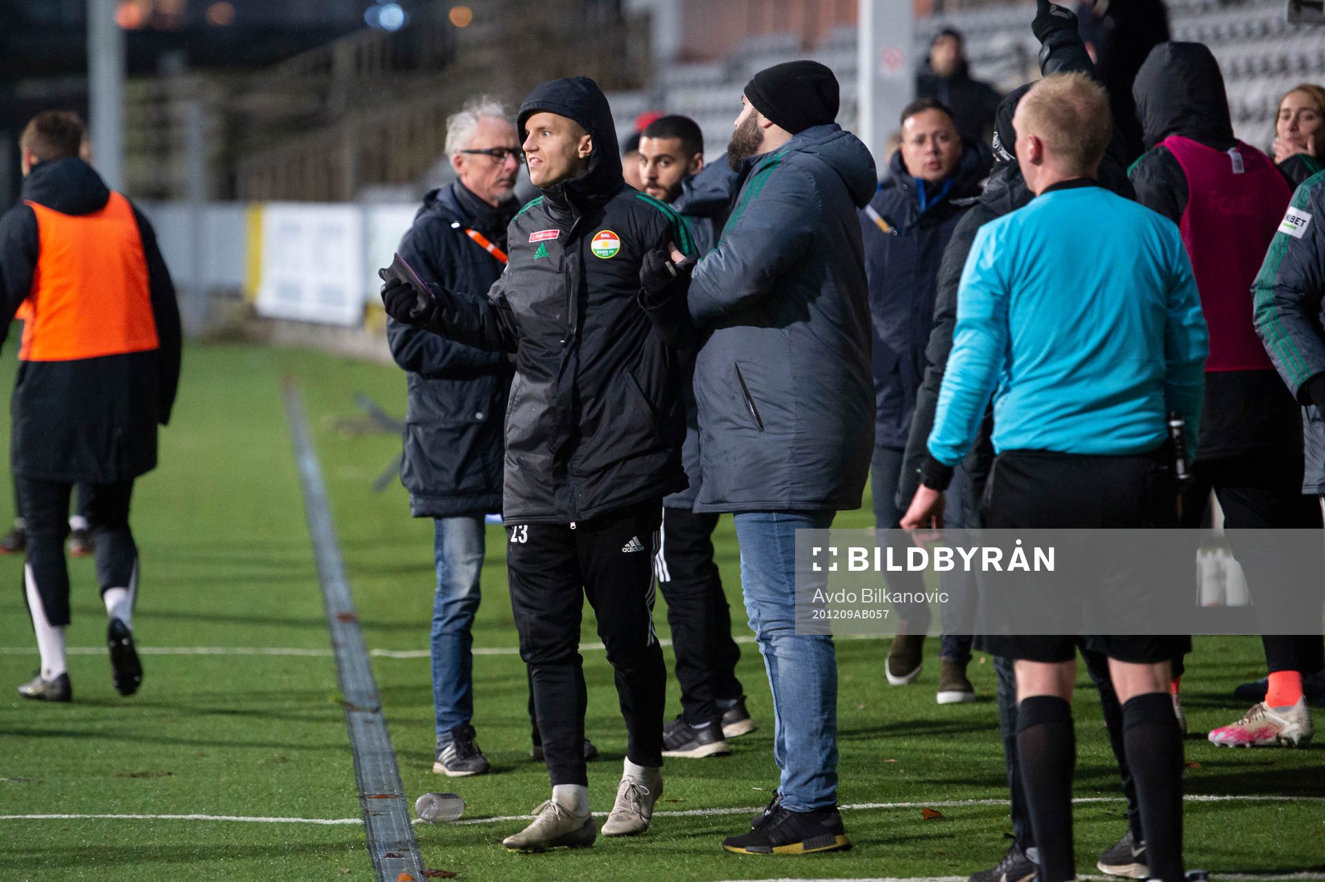 Dalkurds Arash Motaraghebjafarpour hålls fast av egna