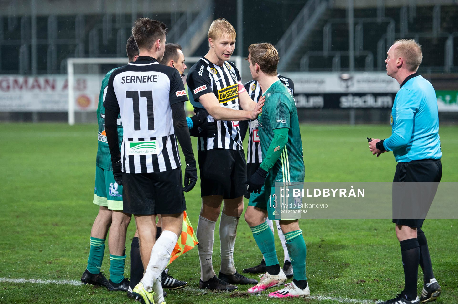 Landskronas Viktor Wihlstrand i diskussion med Dalkurds