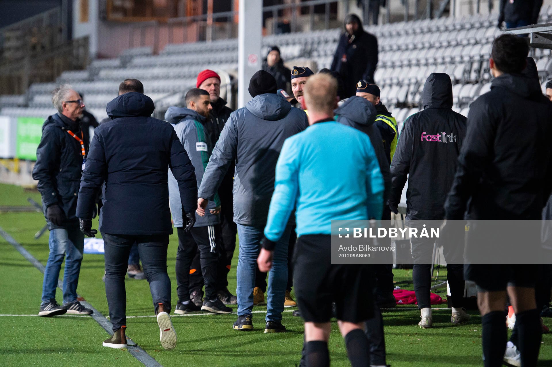 Bråk i slutet av matchen där väktare fick komma in