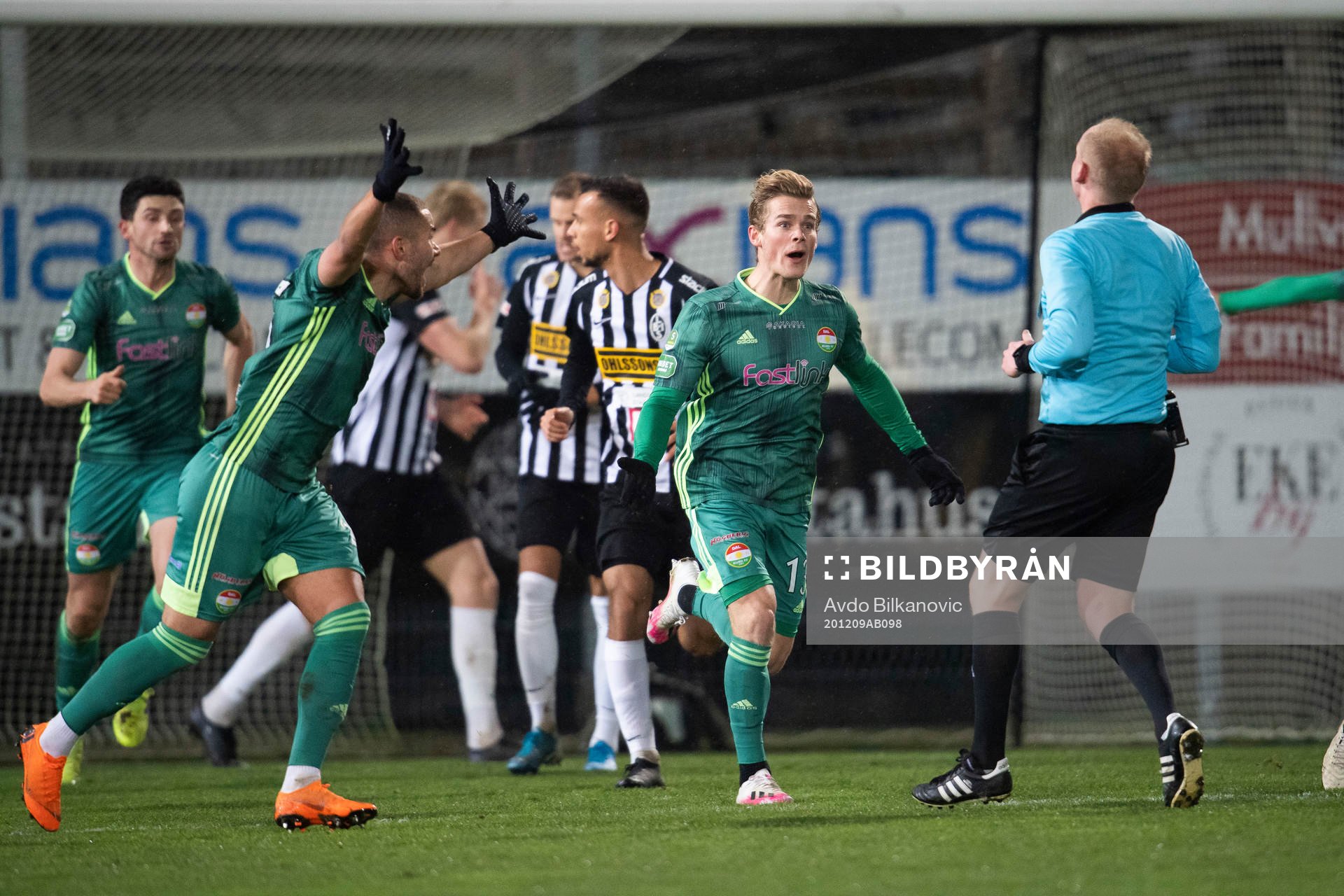 Dalkurds Hampus Finndell agerar mot domare Per Melin