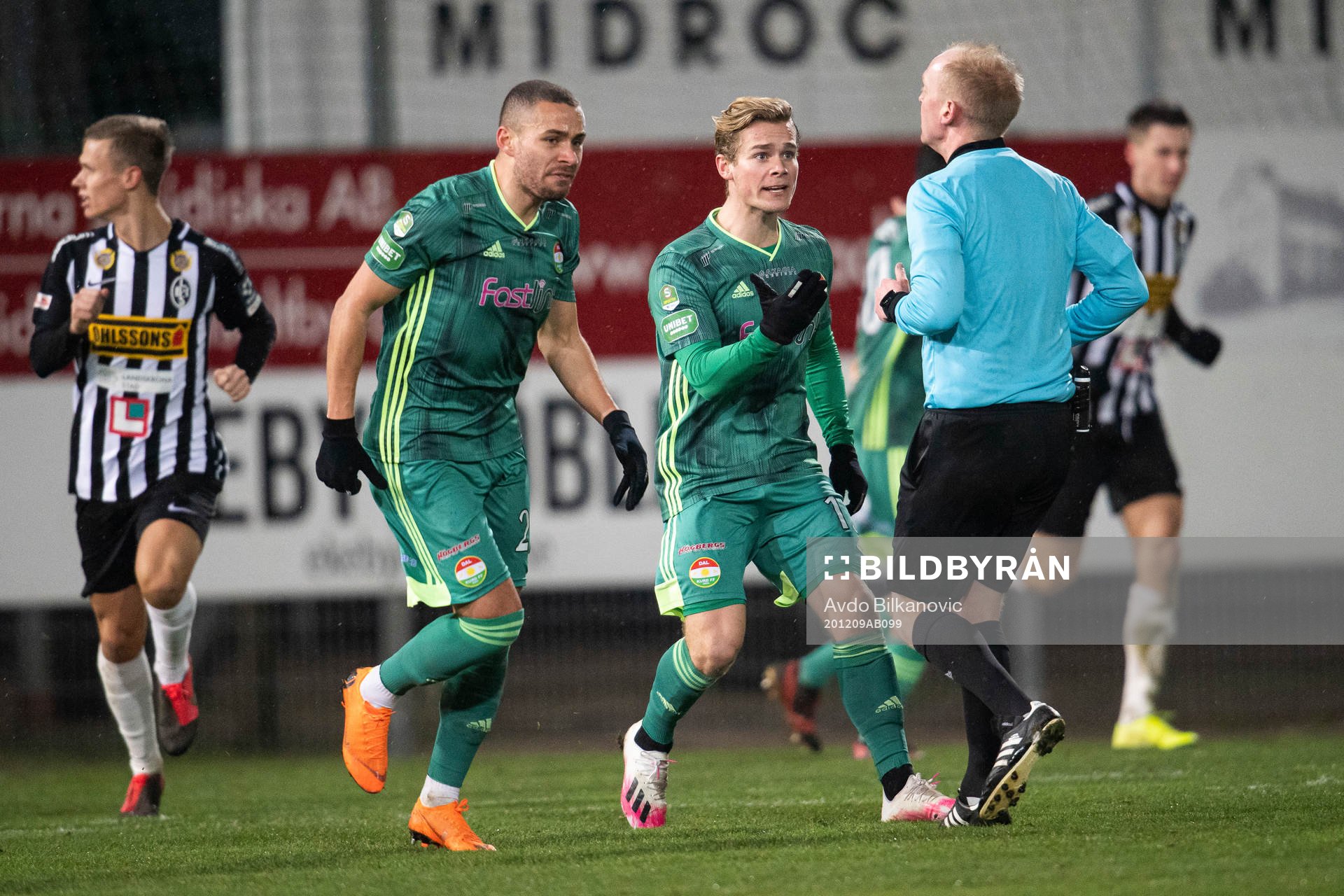 Dalkurds Hampus Finndell agerar mot domare Per Melin