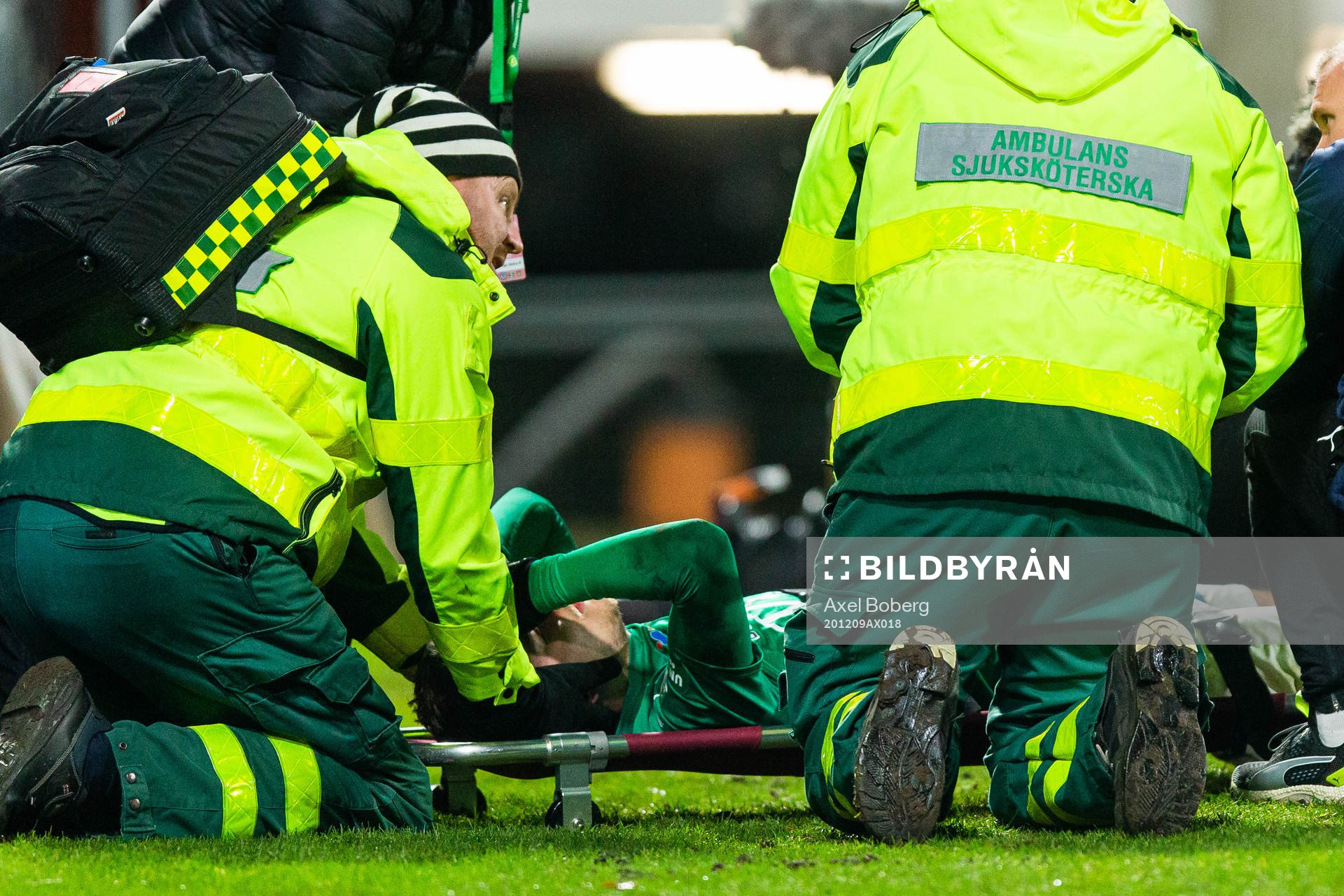 Jönköpings Pavle Vagic får vård under i kvalet till Allsvenskan mellan Jönköpings Södra och Kalmar FF den 9 december 2020 i Jönköping.