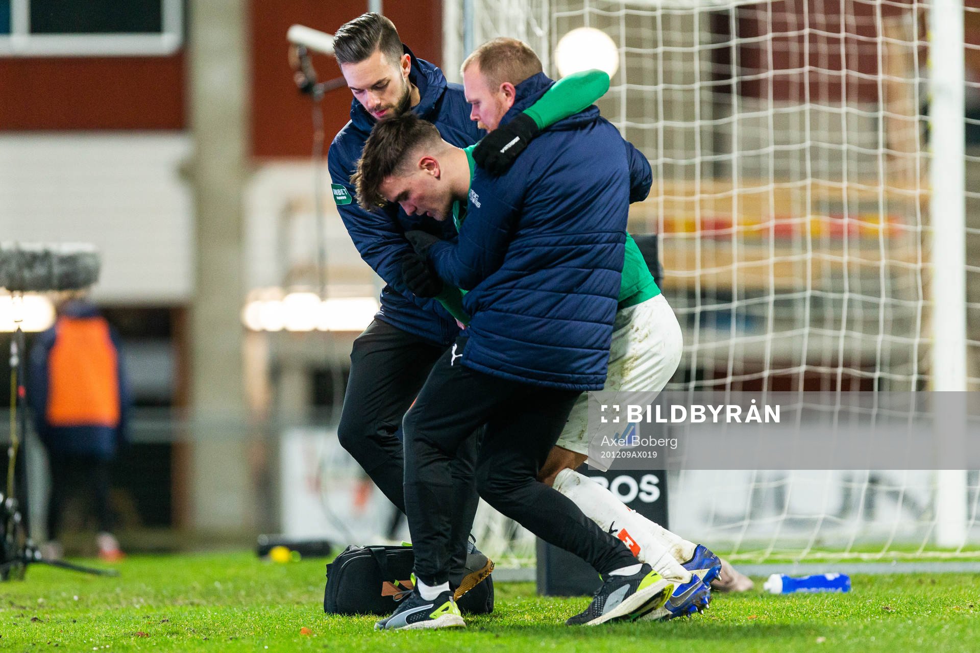 Jönköpings Pavle Vagic får hjälp av plan efter skada under i kvalet till Allsvenskan mellan Jönköpings Södra och Kalmar FF den 9 december 2020 i Jönköping.