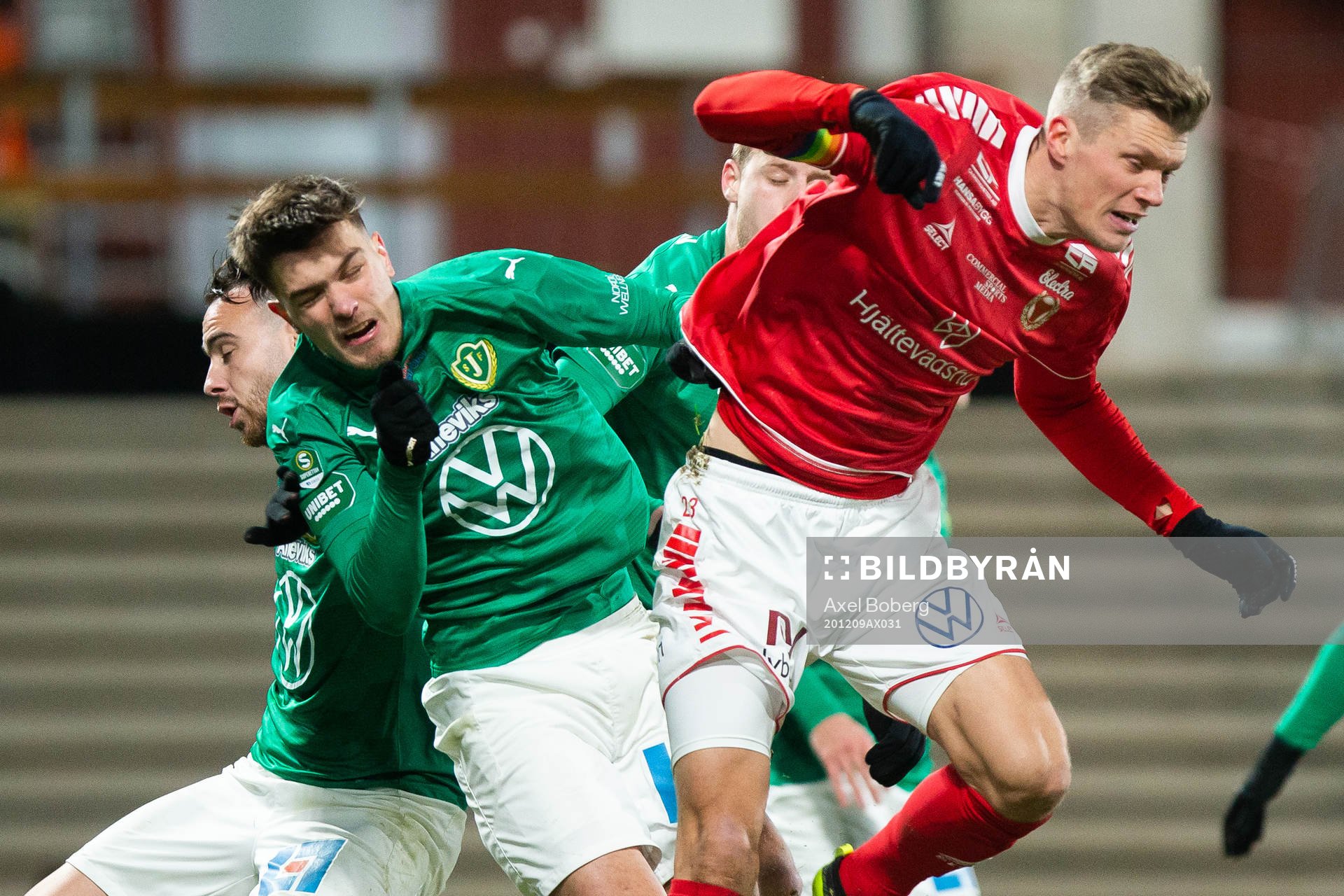 Jönköpings Pavle Vagic krockar med Kalmars Viktor Elm och skadas under i kvalet till Allsvenskan mellan Jönköpings Södra och Kalmar FF den 9 december 2020 i Jönköping.