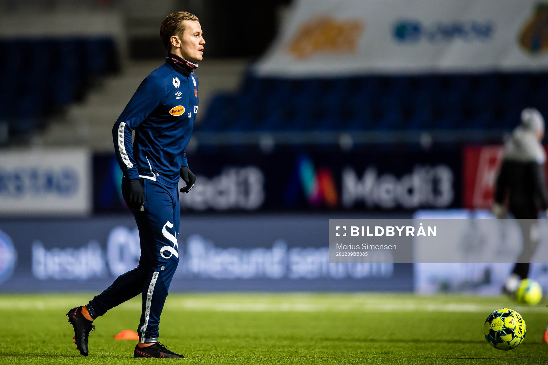 Ståle Stålinho Sæthre of Aalesund warms up