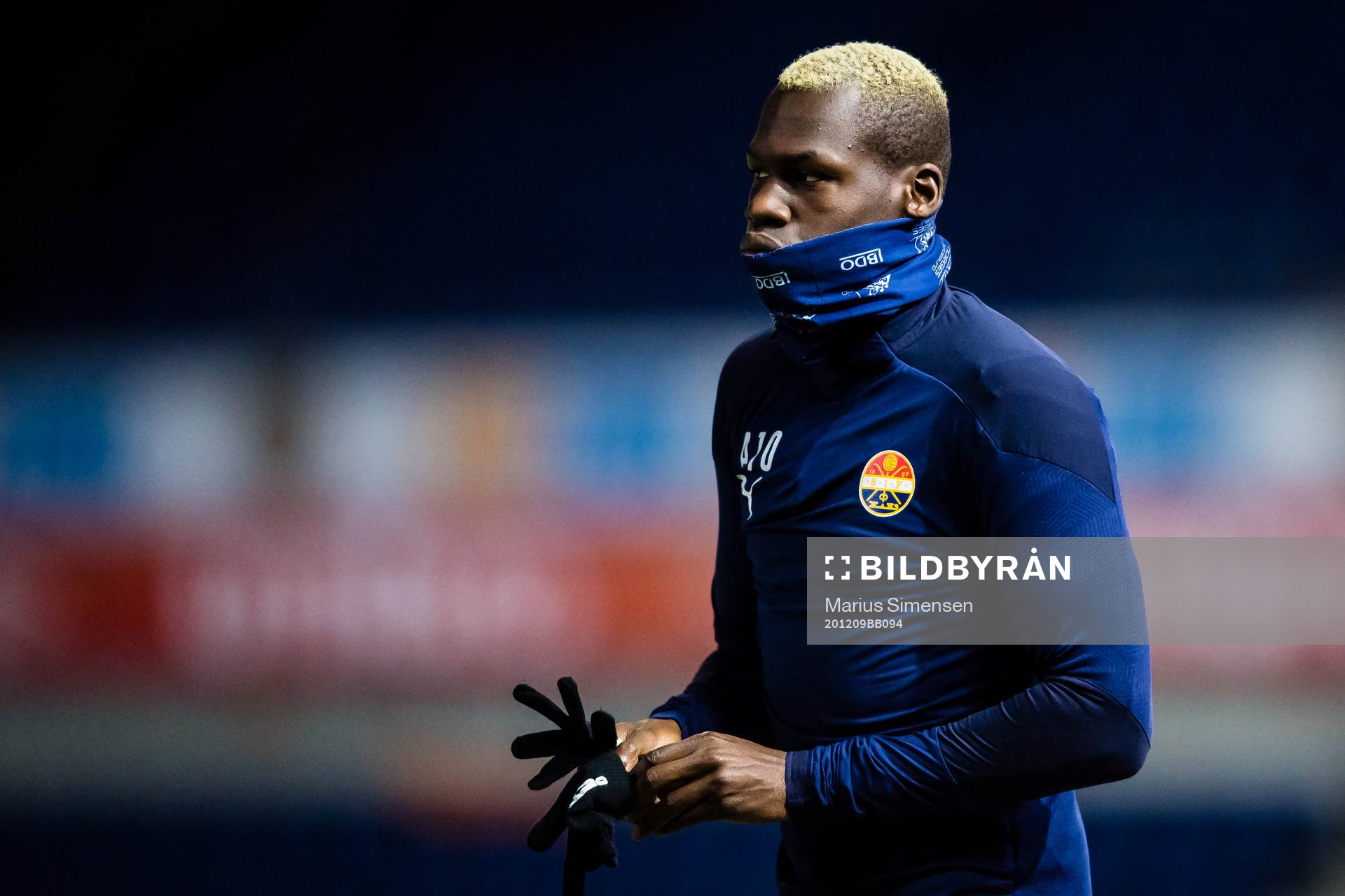 Moses Dramwi Mawa of Strømsgodset warms up