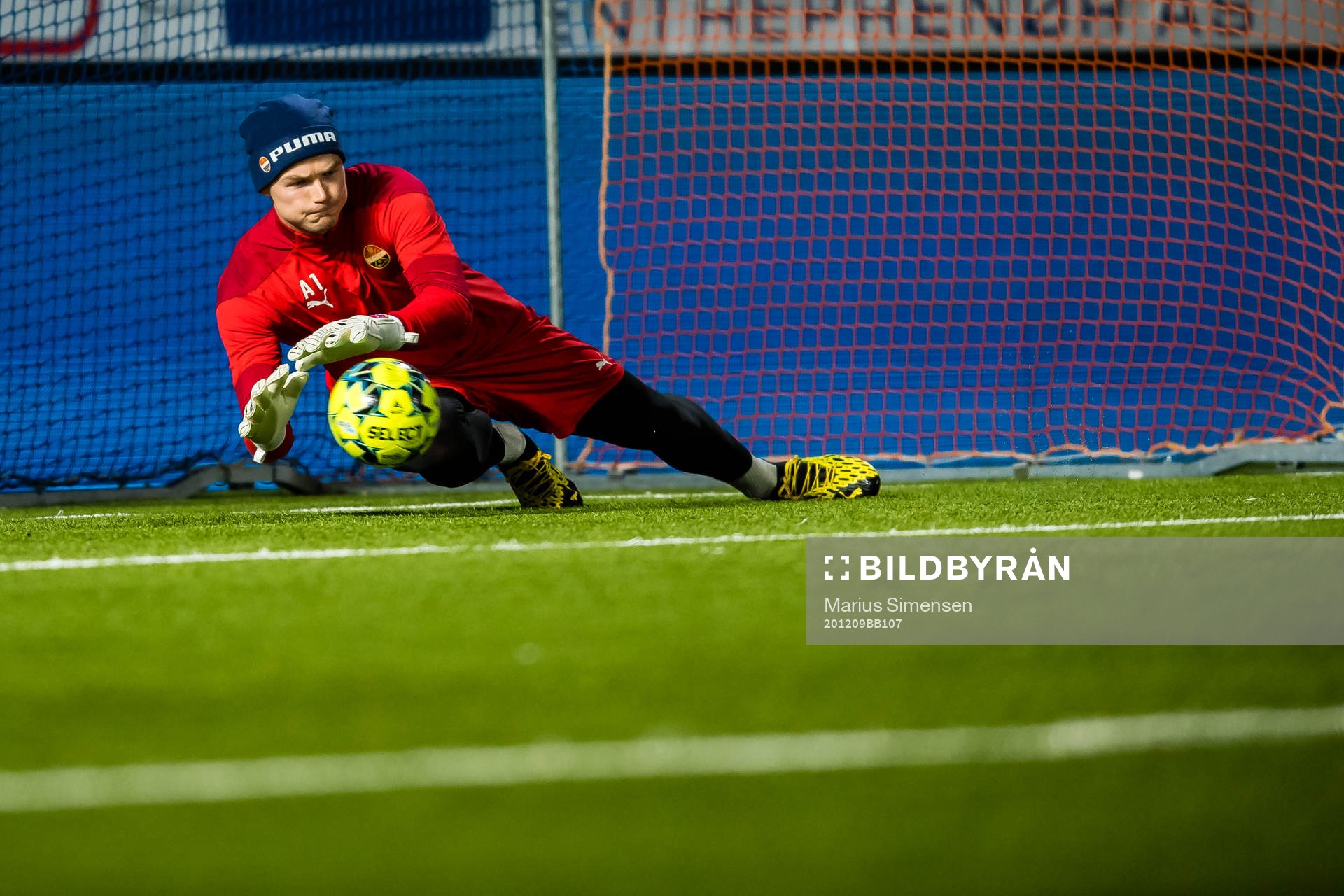 Viljar Røsholt Myhra of Strømsgodset warms up