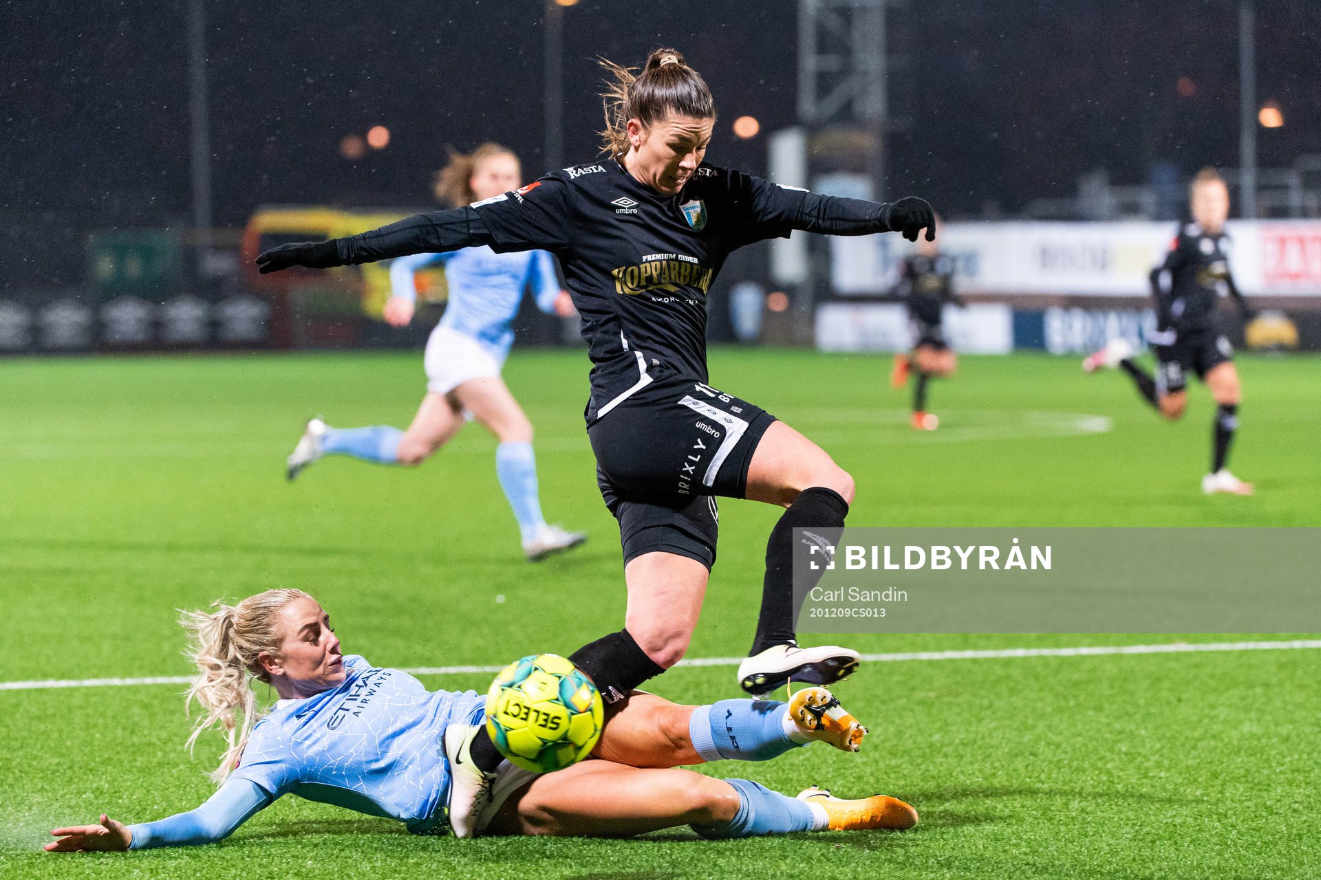 Alex Greenwood of Manchester City and Pauline Hammarlund of