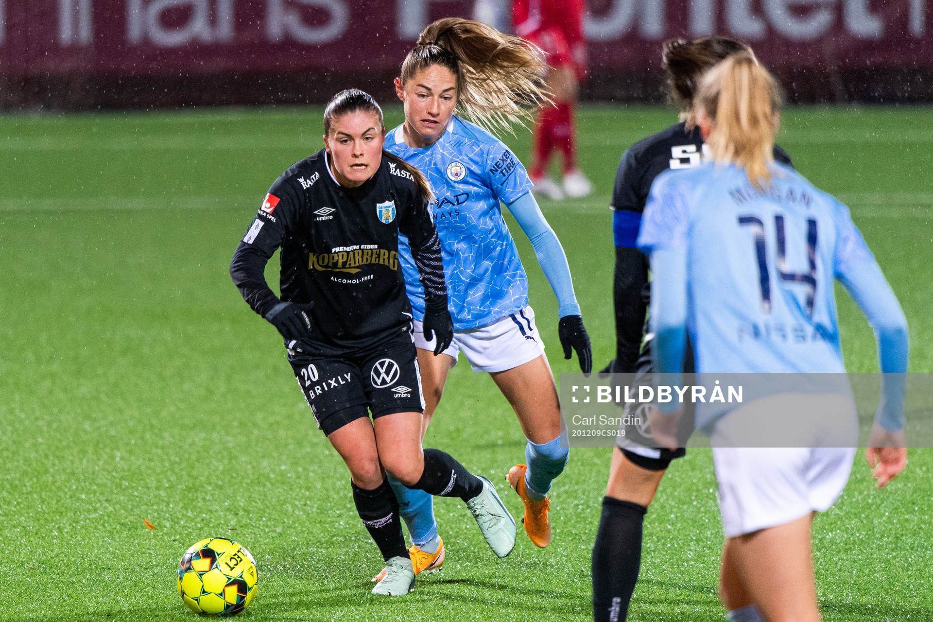 Hanna Wijk of Göteborg and Janine Beckie of Manchester City