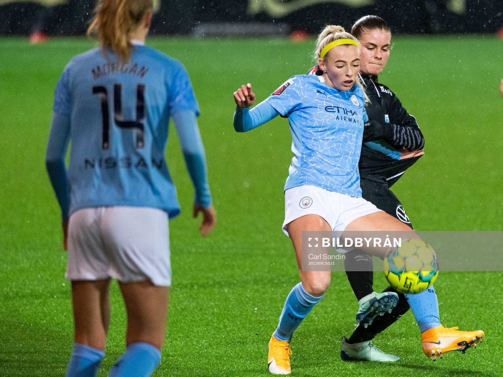 Chloe Kelly of Manchester City and Hanna Wijk  of Göteborg