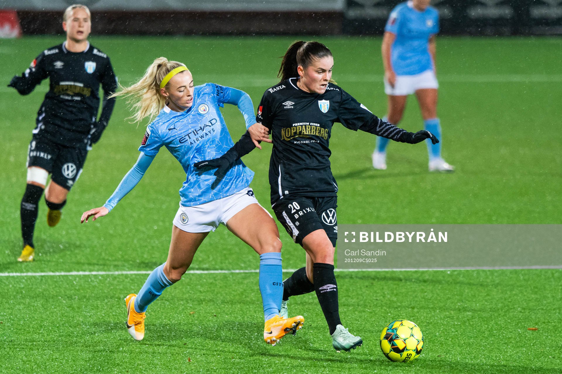 Chloe Kelly of Manchester City and Hanna Wijk of Göteborg
