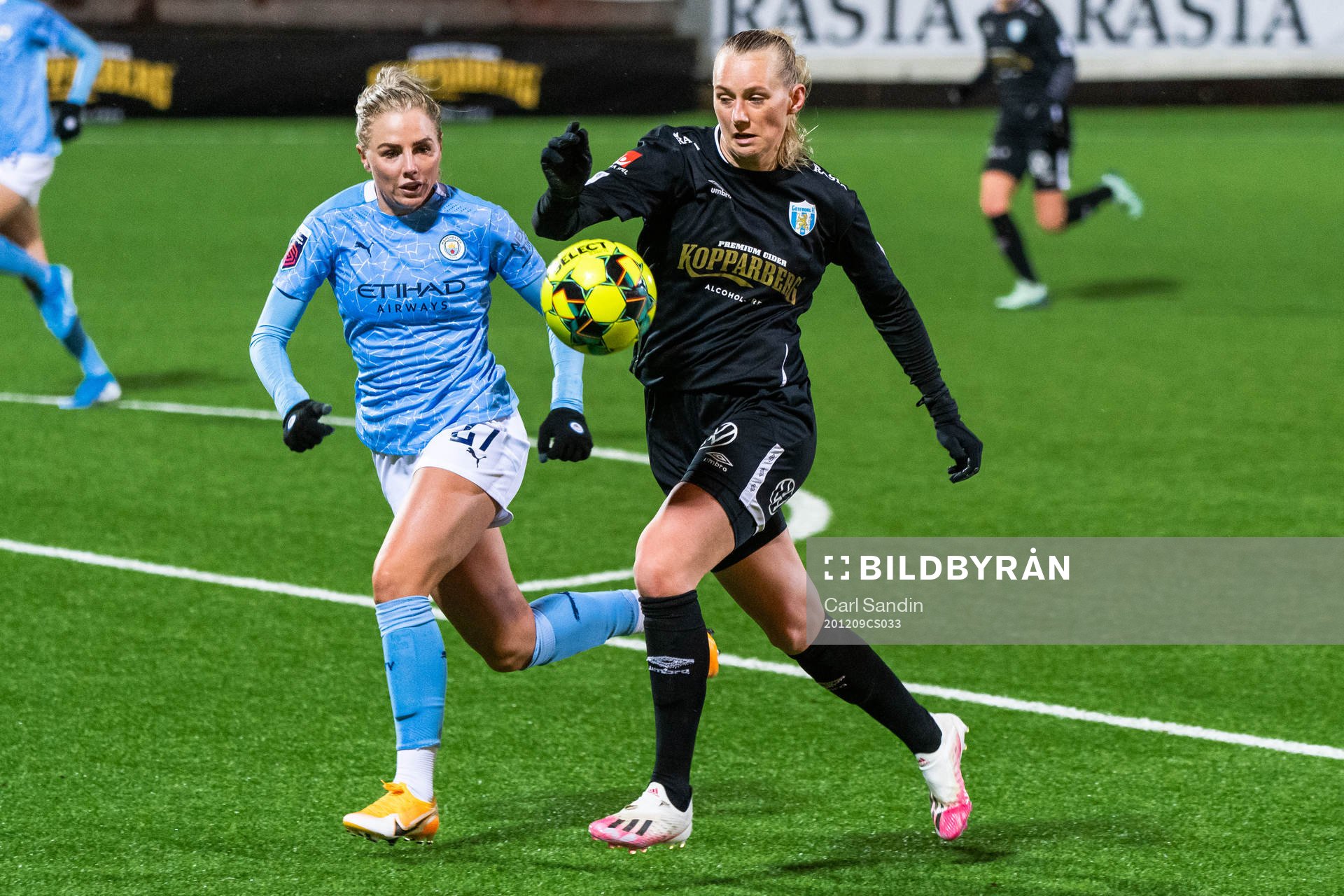 Alex Greenwood of Manchester City and Stina Blackstenius of
