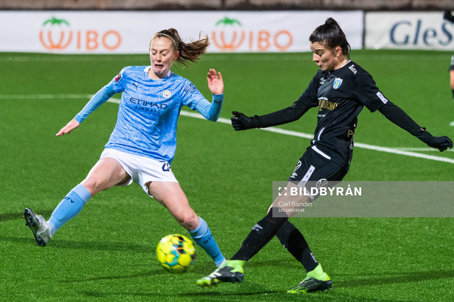 Keira Walsh of Manchester City and Anna Julia Csiki of Göteborg during the UEFA Women's Champions League football match between Kopparbergs/Göteborg and Manchester City on December 9, 2020 in Gothenburg.