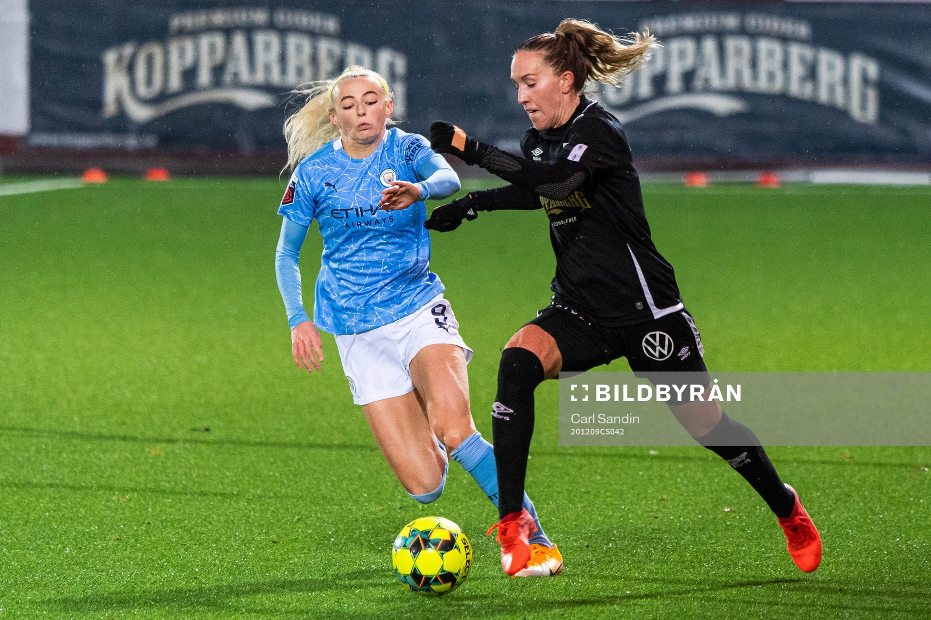 Chloe Kelly of Manchester City and Julia Roddar of Göteborg