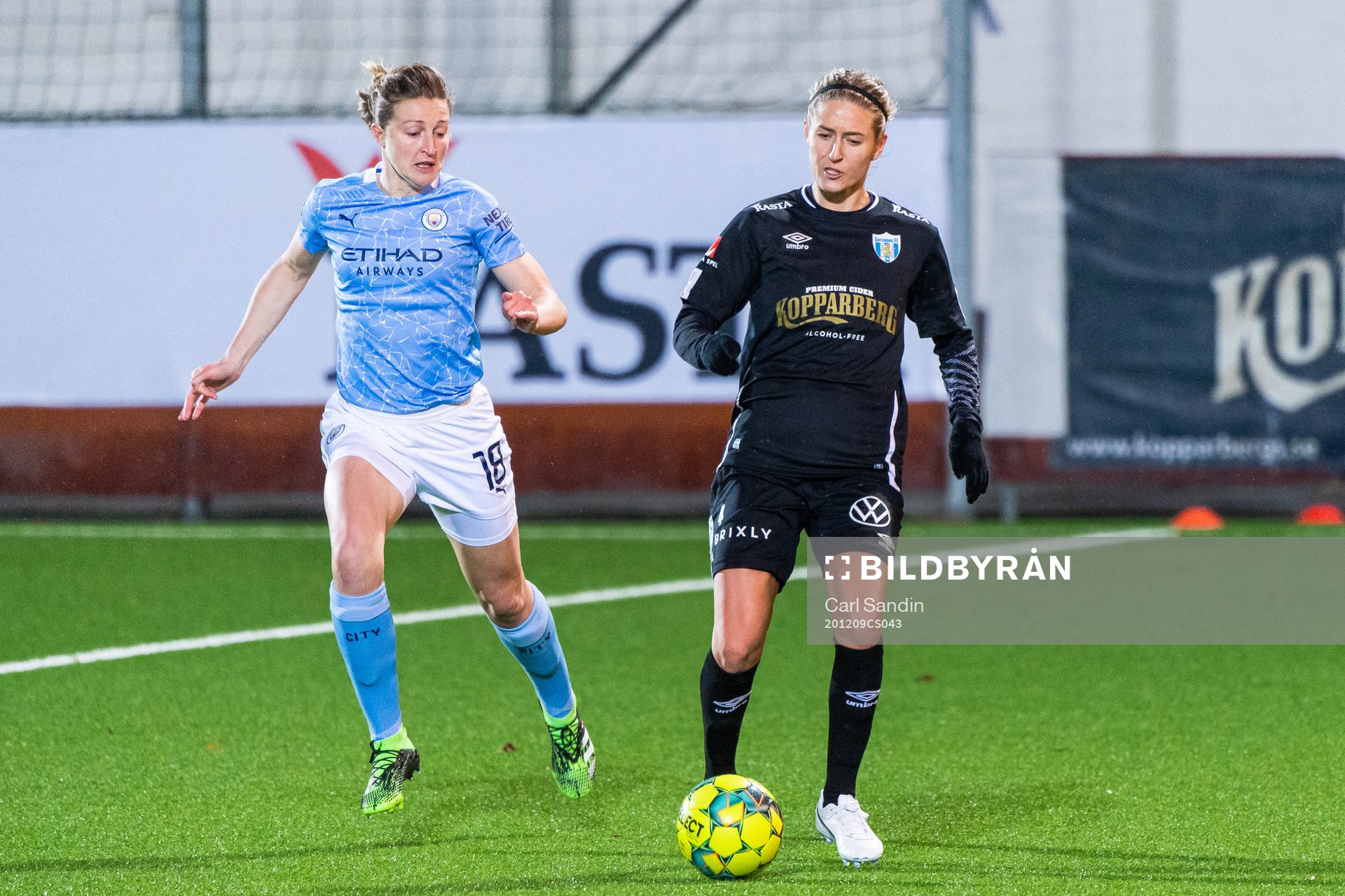 Ellen White of Manchester City and Emma Kullberg of