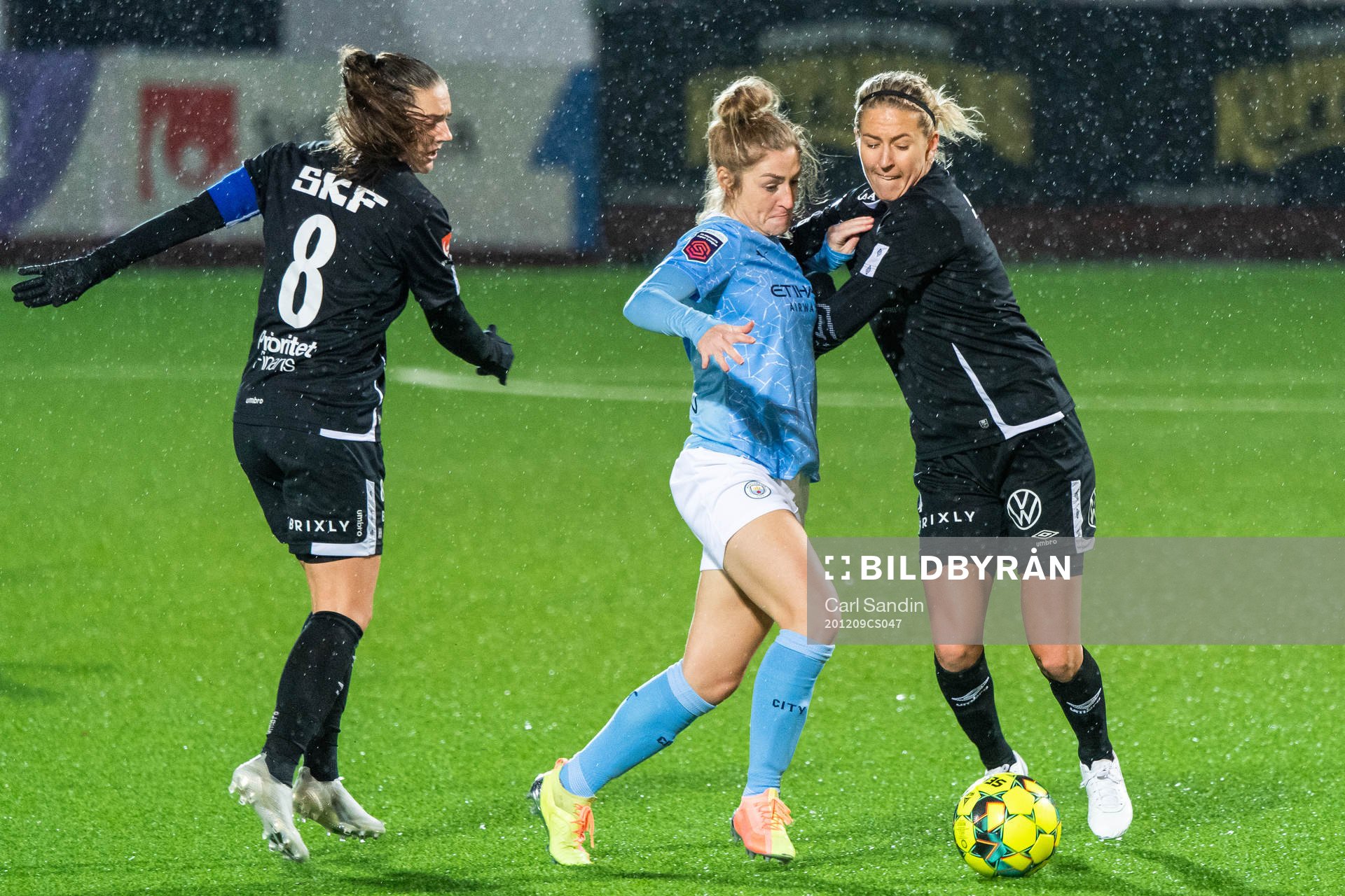 Laura Coombs of Manchester City compete for the ball Vilde