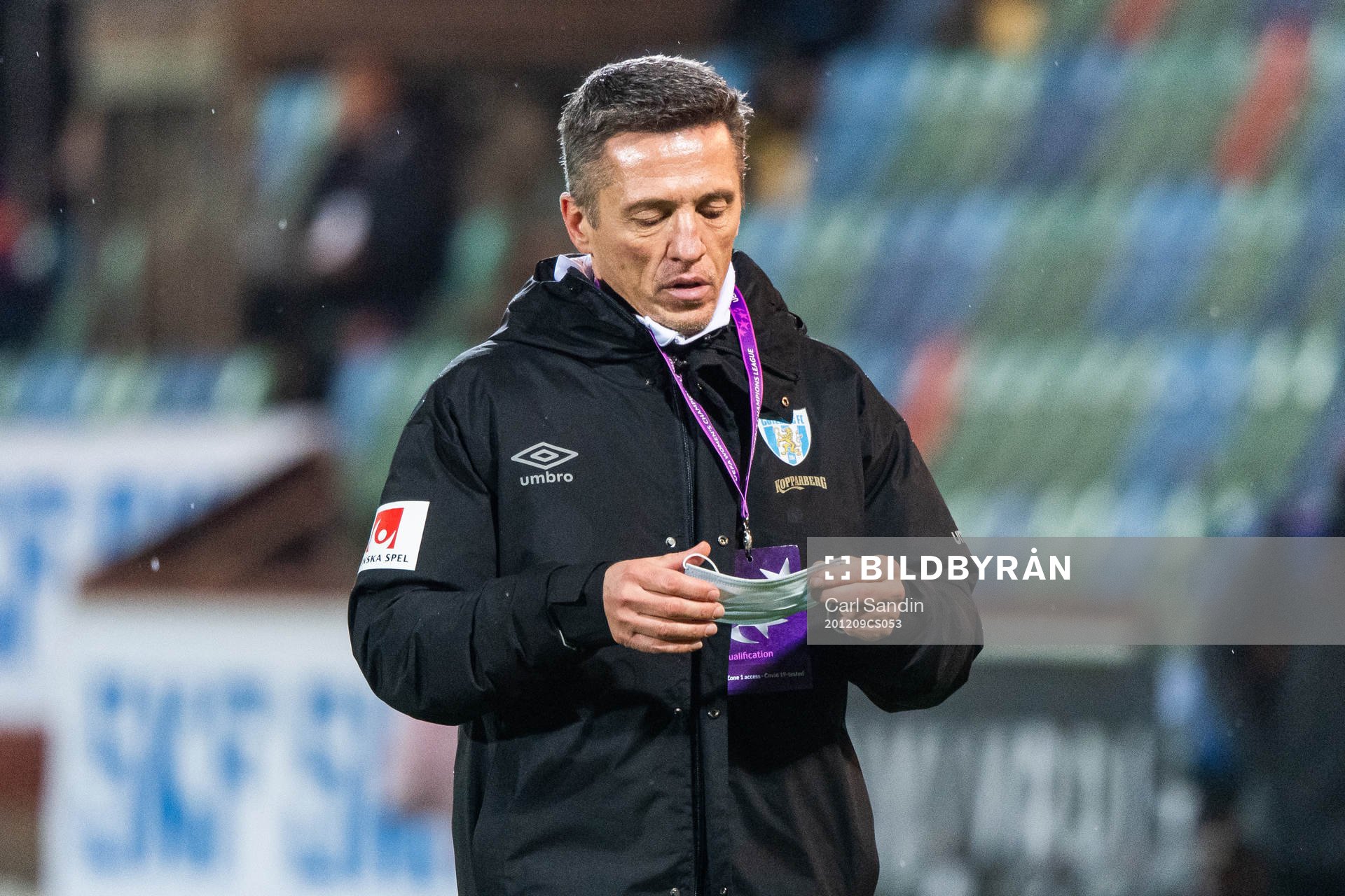 Mats Gren, head coach of Göteborg looks dejected