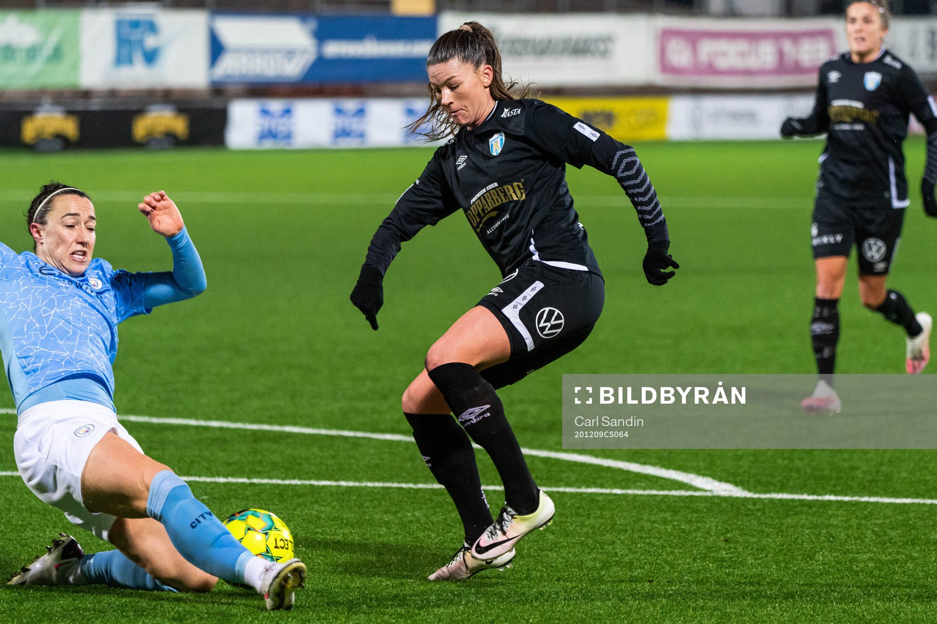 Lucy Bronze of Manchester City and Pauline Hammarlund of
