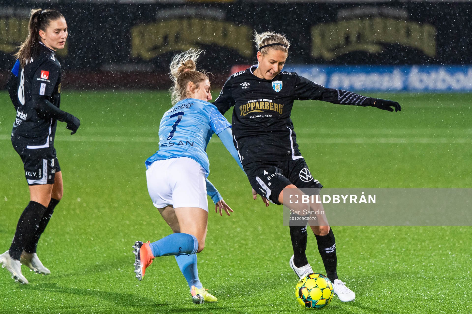 Laura Coombs of Manchester City and Vilde Bøe Risa of