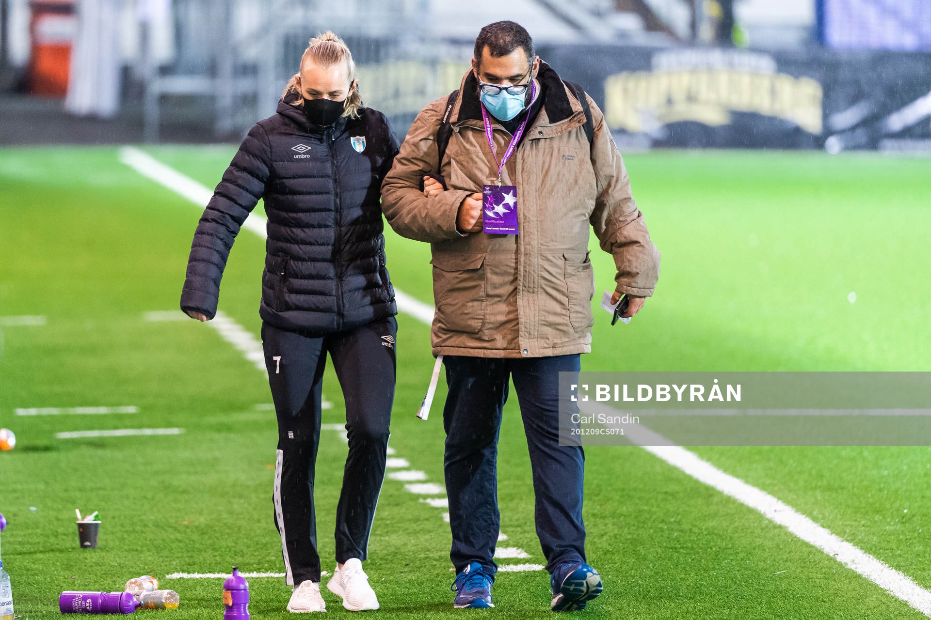 Stina Blackstenius of Göteborg receives help, due to