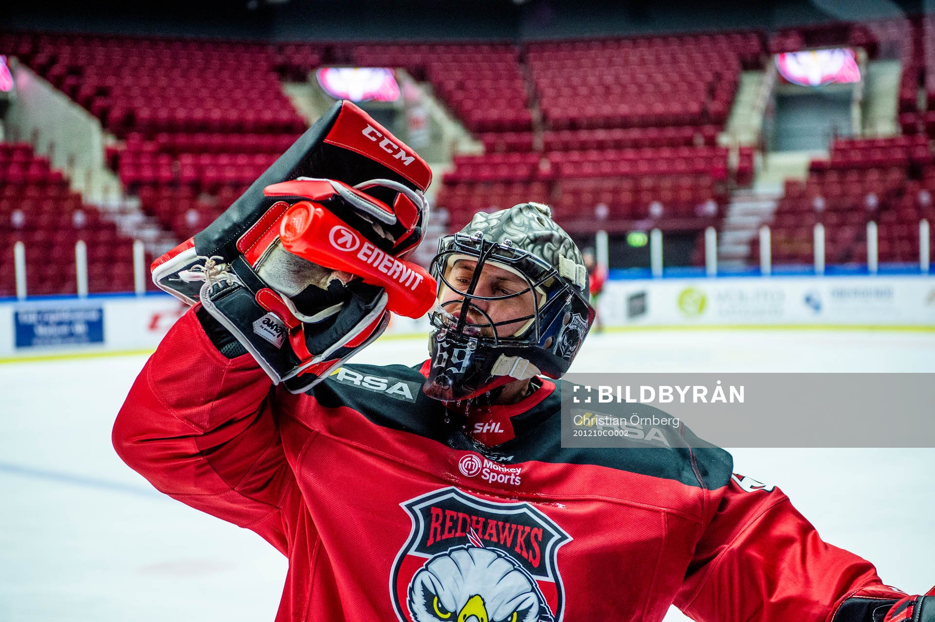 Malmö Redhawks målvakt Oscar Alsenfelt dricker vatten
