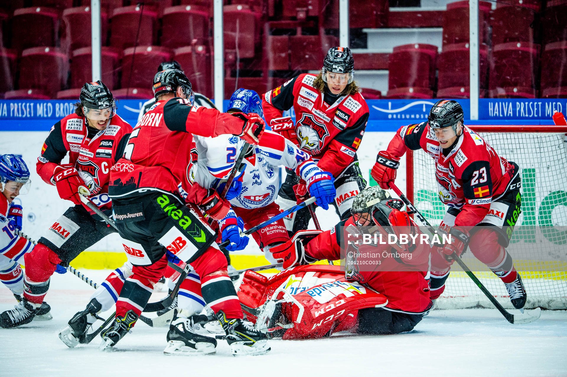 Rörigt framför Malmö Redhawks målvakt Oscar Alsenfelt