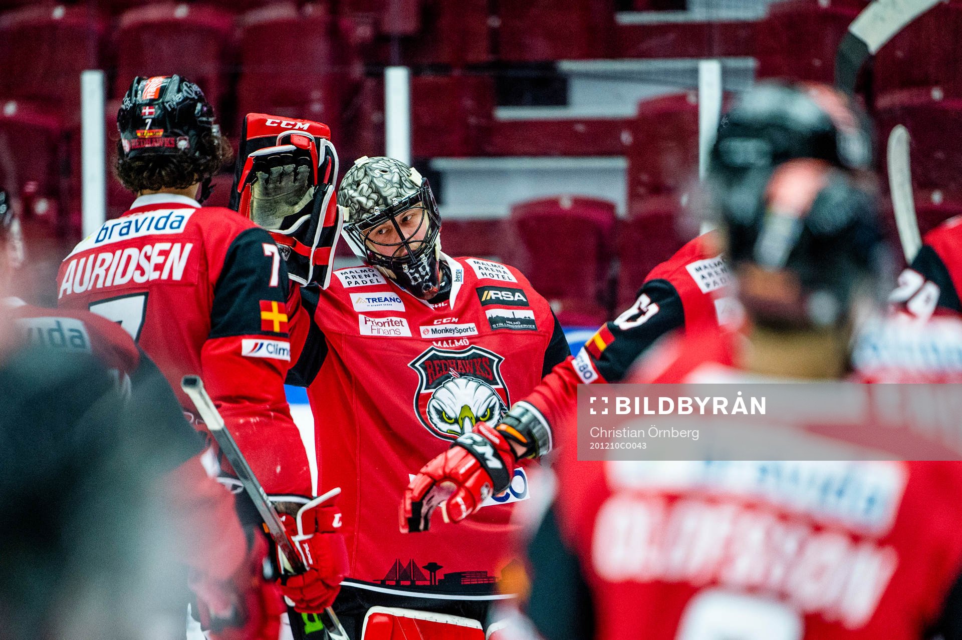 Malmö Redhawks målvakt Oscar Alsenfelt jublar med
