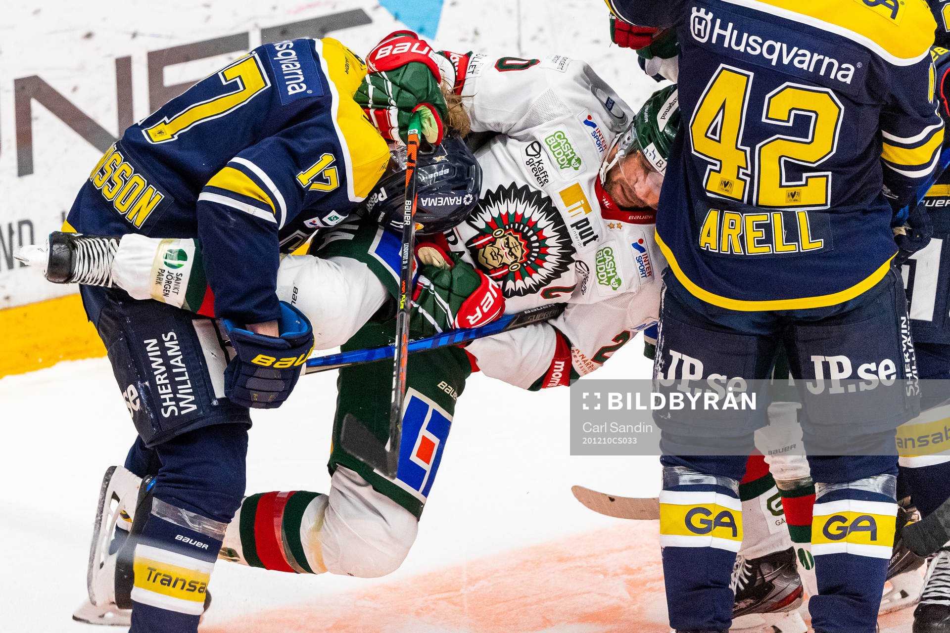 s Emil Johansson kastar omkull Frölundas Joel Lundqvist