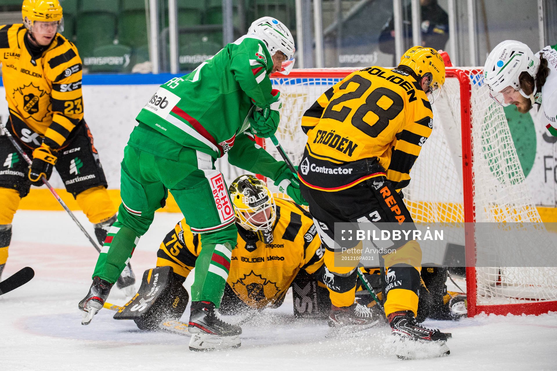 Rögles Simon Ryfors oroar mot Skellefteås målvakt Arvid