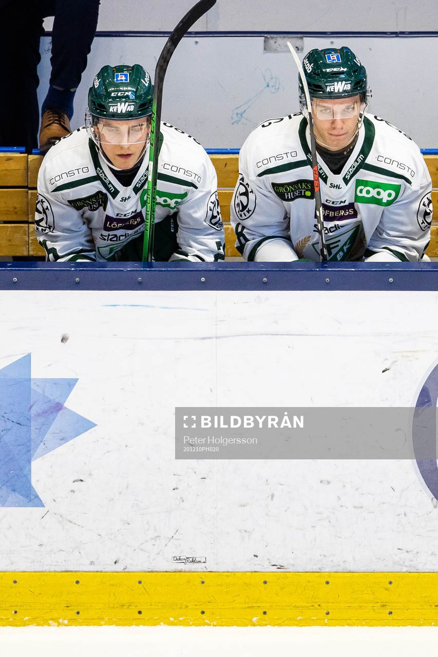 Färjestads Joel Nyström och Leo Lööf på bänken