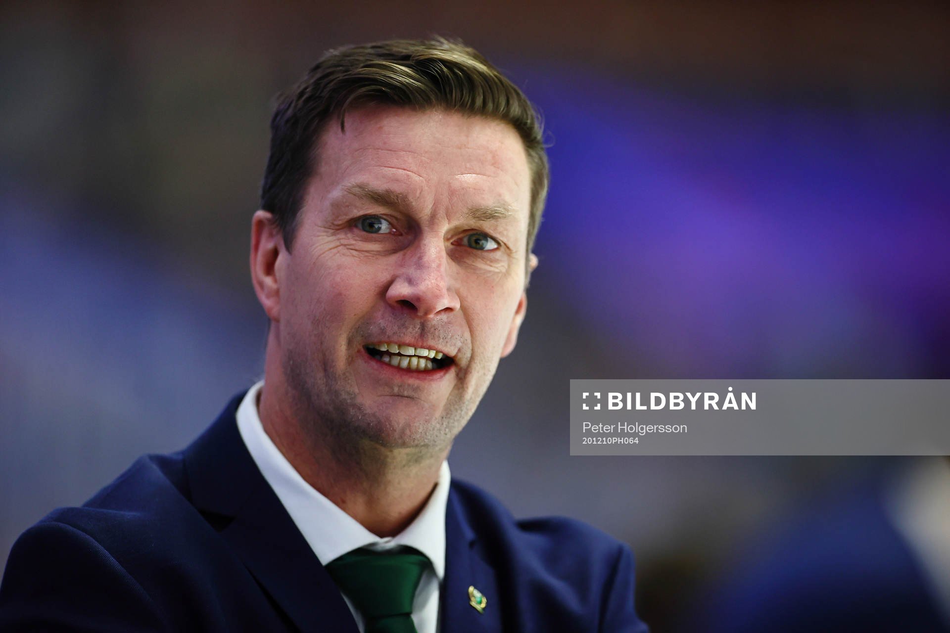 Färjestads huvudtränare Johan Pennerborn jublar