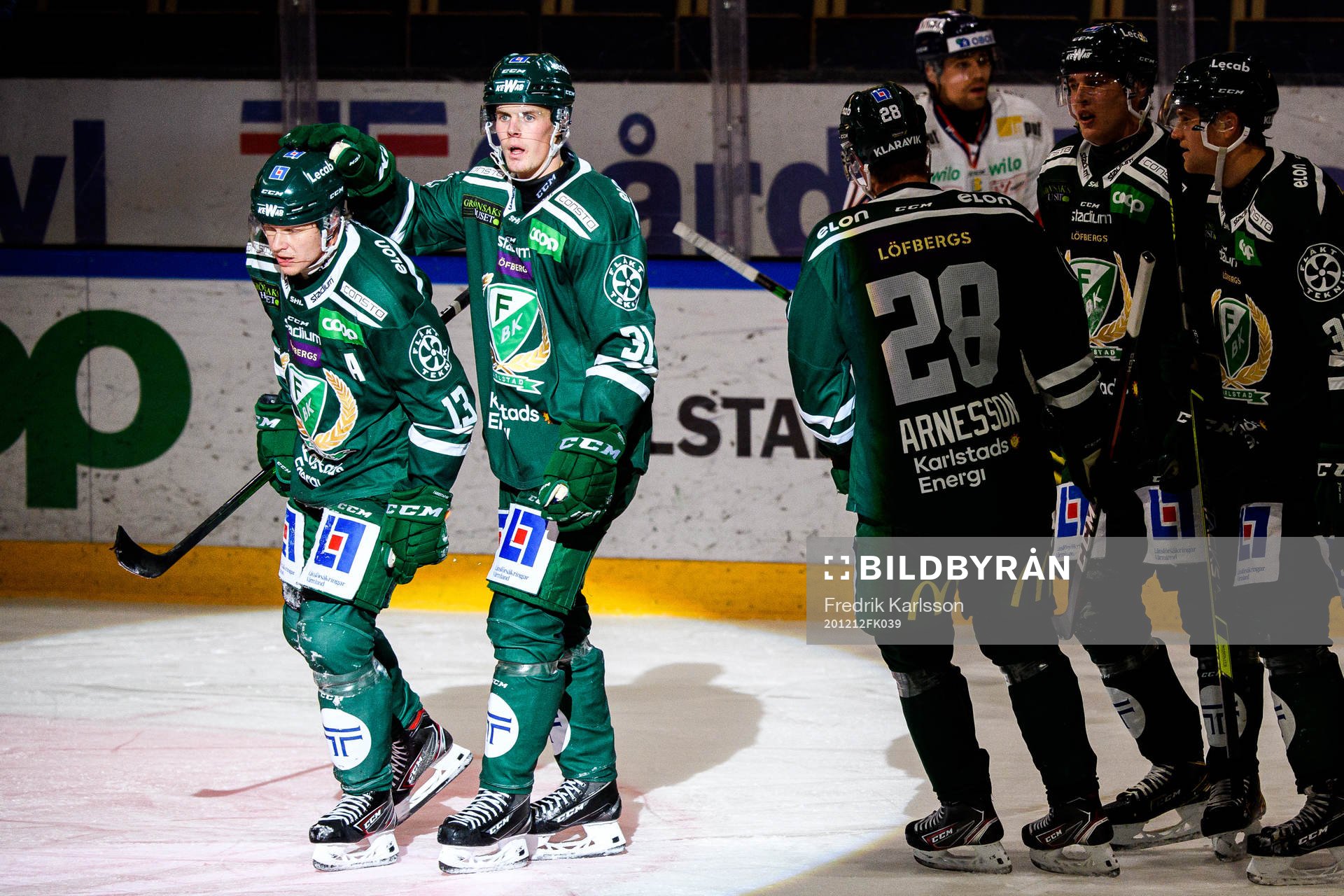 Färjestads Daniel Viksten och Carl Jakobsson jublar